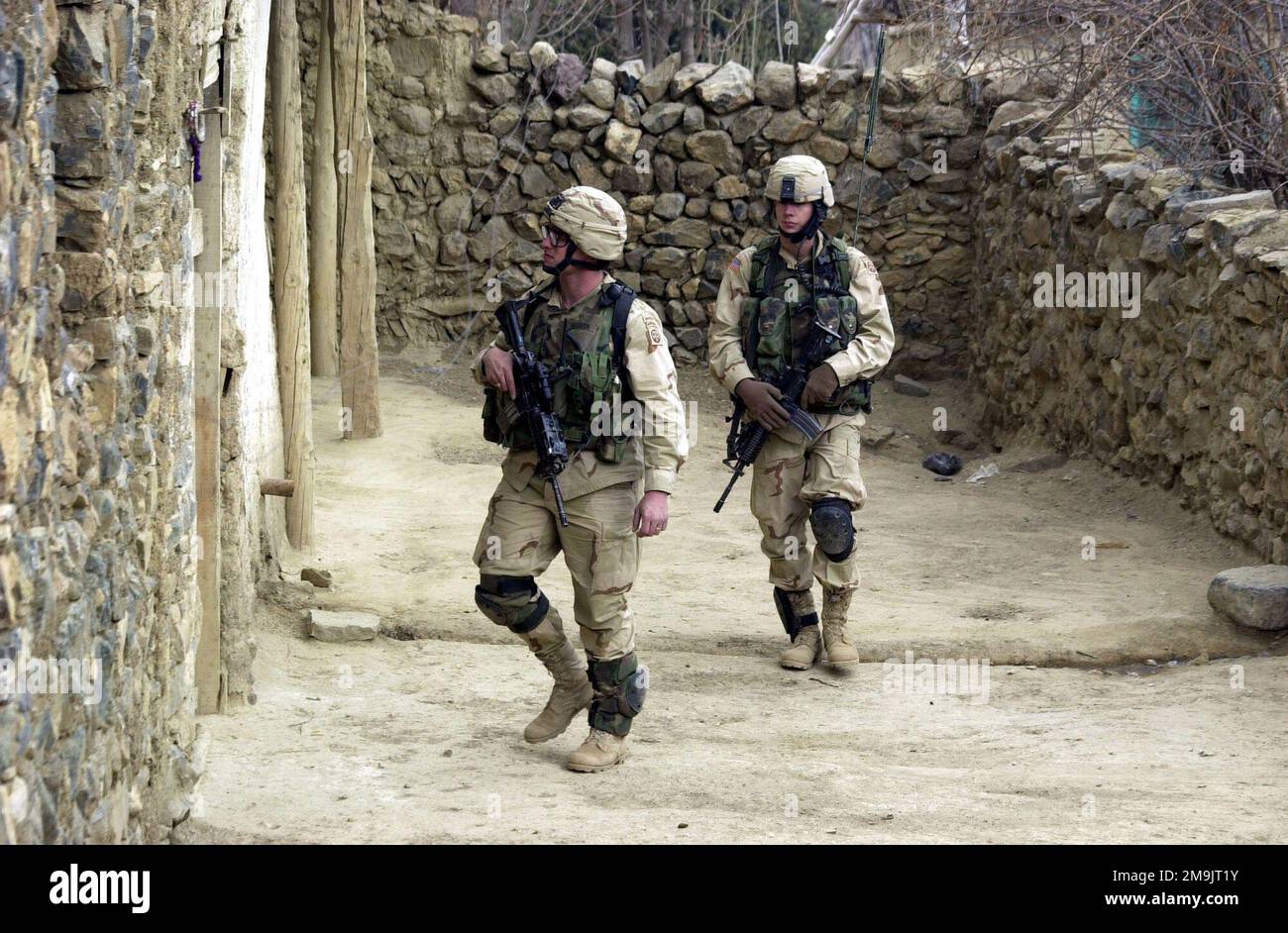 Zwei Soldaten der Gruppe der Spezialkräfte (SFG) der C-Kompanie, 1. Bataillon, 504. Parachute-Infanterie-Regiment (PIR), bewaffnet mit 5,56mm M4 Karbinen und ausgestattet mit Schutzpanzern, suchen in der Stadt Naray nach mutmaßlichen Taliban zur Unterstützung DER DAUERHAFTEN FREIHEIT. Betrifft Operation/Serie: DAUERHAFTE FREIHEITSBASIS: Naray-Land: Afghanistan (AFG) Stockfoto