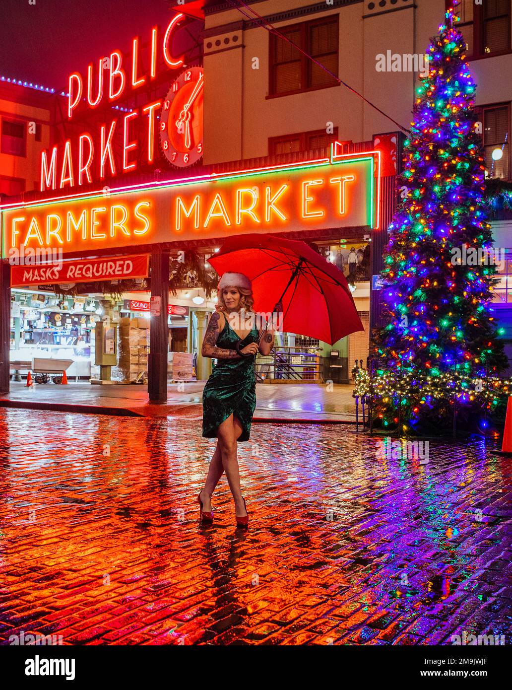 Frau mit rotem Regenschirm auf der Straße zu Weihnachten in Seattle, Washington, USA Stockfoto