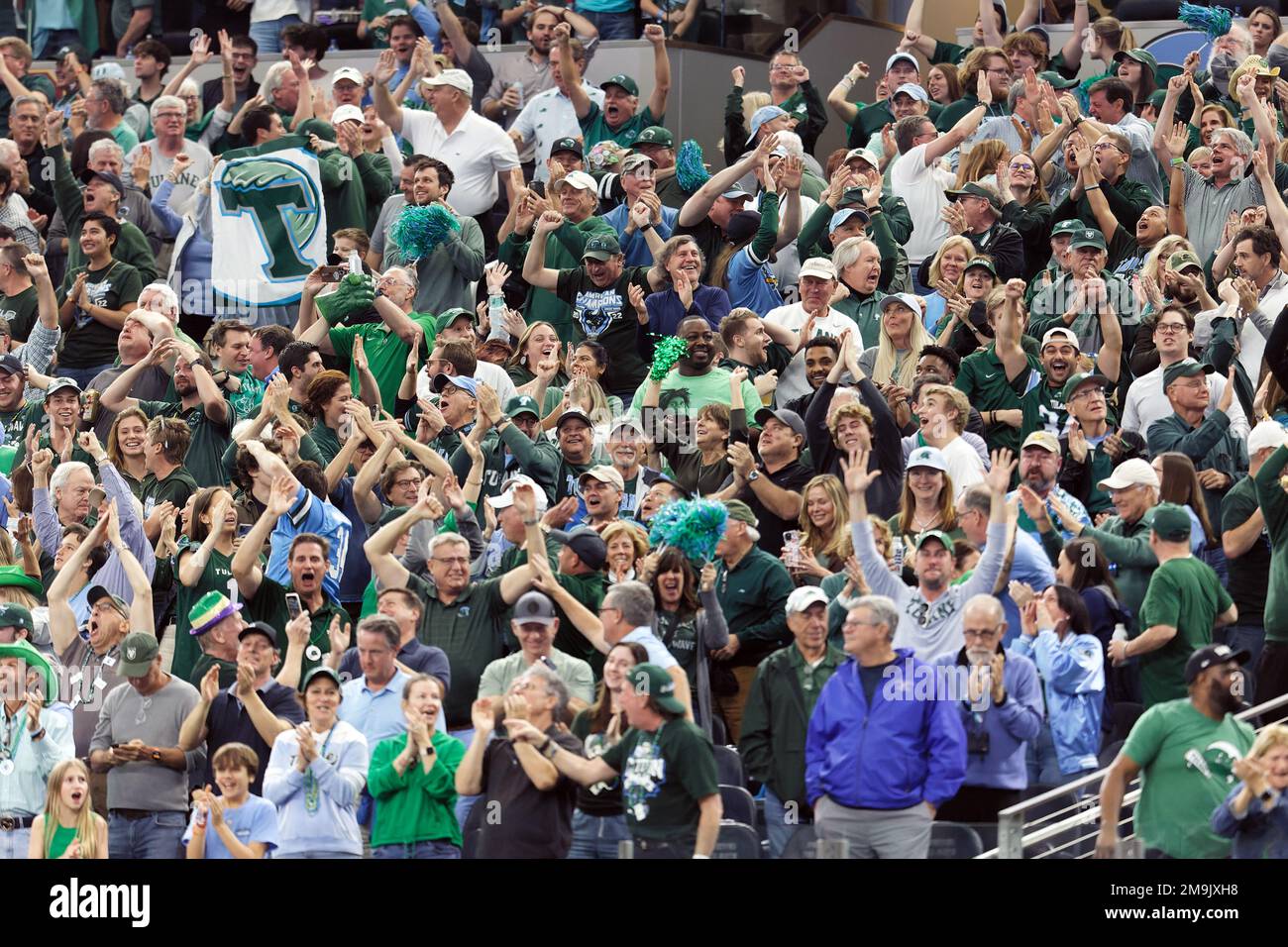 Die Fans von Tulane Green Wave sind verrückt nach der Sicherheit, um Tulane mit 39-45 Punkten um 6 Punkte zu erreichen, wobei 3:20 beim Goodyear Cotton Bowl Classic 87. verbleiben Stockfoto