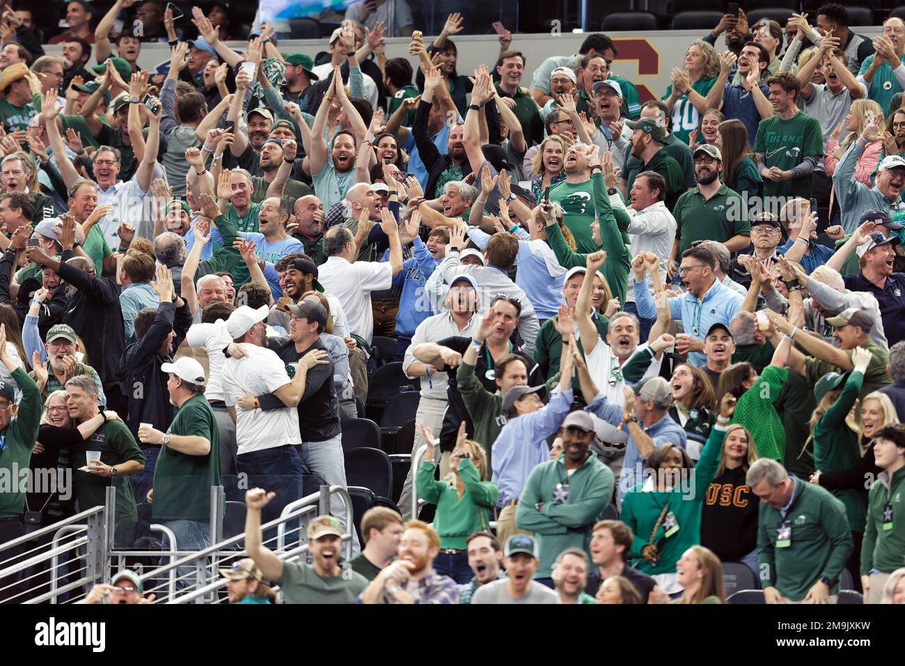 Die Fans von Tulane Green Wave sind verrückt nach der Sicherheit, um Tulane mit 39-45 Punkten um 6 Punkte zu erreichen, wobei 3:20 beim Goodyear Cotton Bowl Classic 87. verbleiben Stockfoto