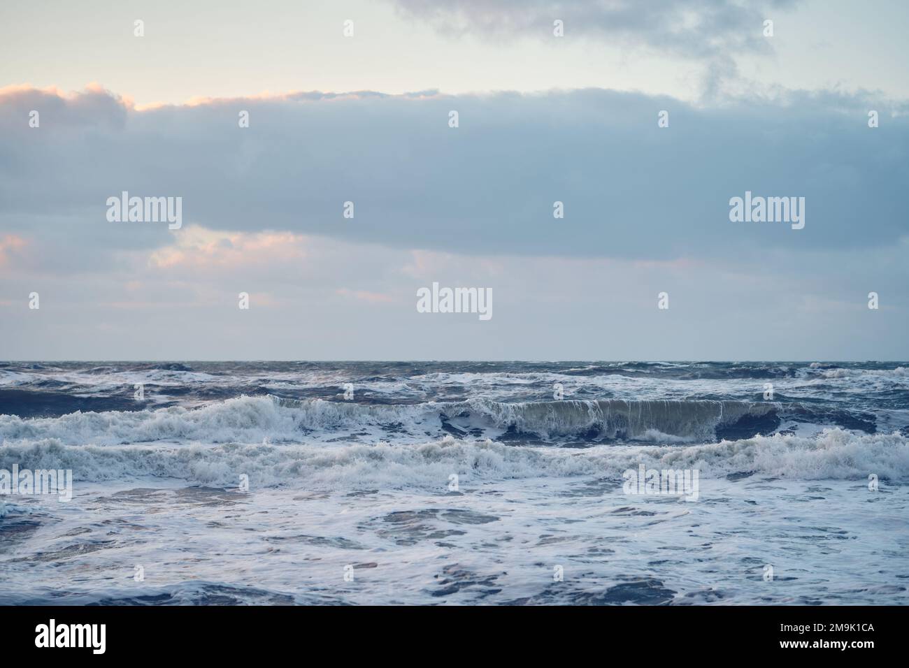 Stürmische Küste in Dänemark. Hochwertiges Foto Stockfoto