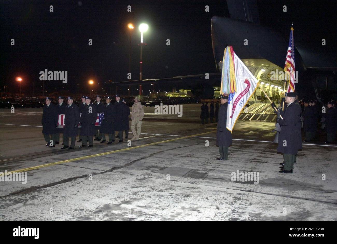 Eine Ehrengarde der US-Armee (USA) transportiert während einer Zeremonie der gefallenen Soldaten, die auf der Fluglinie des Luftwaffenstützpunktes Ramstein Deutschland durchgeführt wurde, Transportkoffer mit einer Flagge von einem Flugzeug der US-Luftwaffe (USAF) C-17A Globemaster III. Der Sarg verbirgt die Überreste eines US-Soldaten, der getötet wurde, als ein UH-60 Black Hawk-Hubschrauber vor Bagram, Afghanistan, abgestürzt ist, während er eine Routine-Trainingsmission flog. Stützpunkt: Luftwaffenstützpunkt Ramstein Bundesland Rheinland-Pfalz Land: Deutschland / Deutschland (DEU) Stockfoto