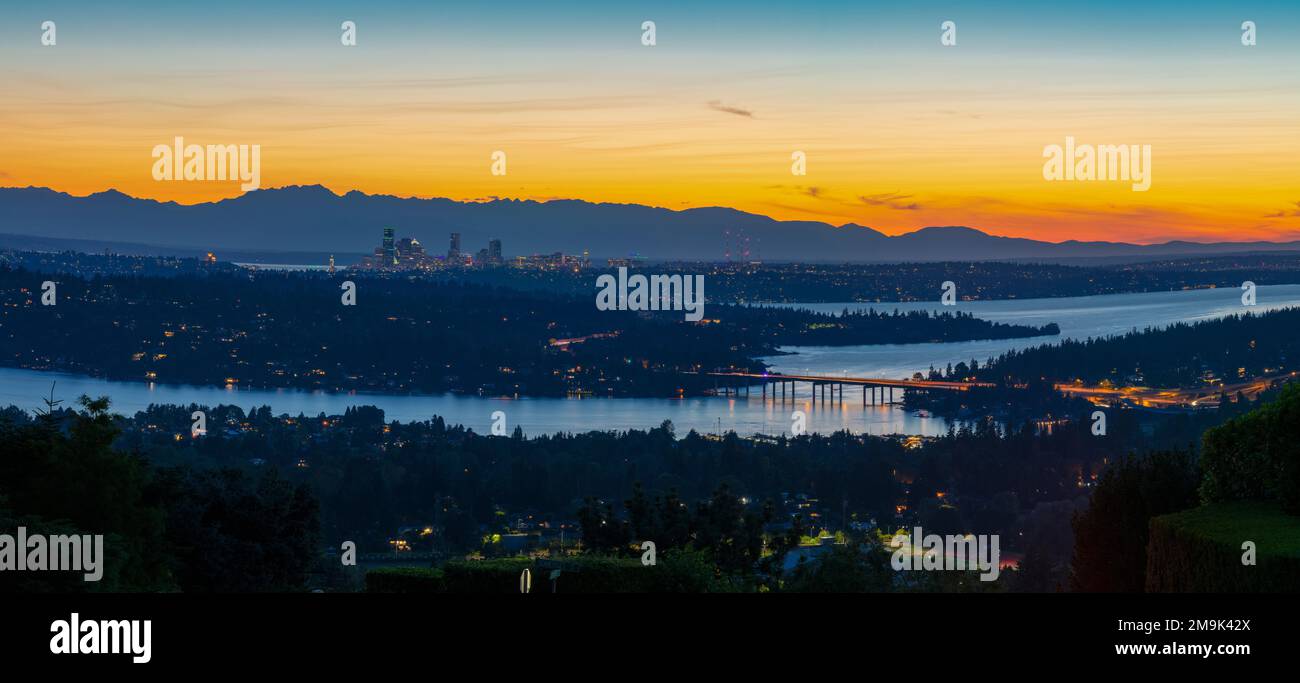 Blick auf die Stadt Seattle bei Sonnenuntergang, Washington State, USA Stockfoto