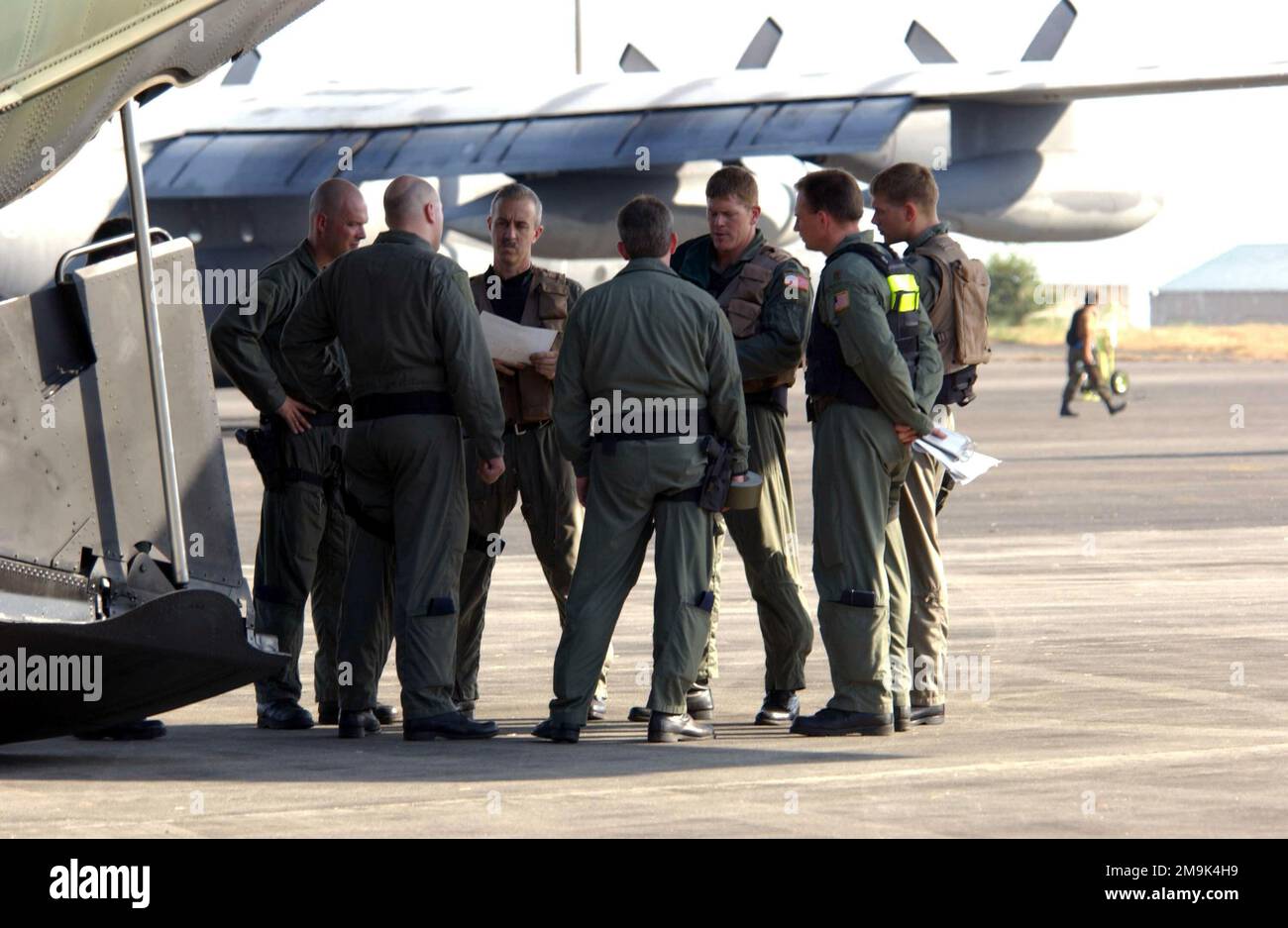 US Air Force (USAF) MC-130H Combat Talon II Besatzungsmitglieder, die der 1. Sondereinsatzstaffel (SOS) zugeteilt sind, führen vor einer Abwurfmission auf der Clark Air Base (ab), Philippinen, während der gemeinsamen Übung BALANCED PISTON 03-05 eine Vorbesprechung durch. Ziel dieser Übung ist es, die Interoperabilität und taktische Kompetenz der Streitkräfte des US-Militärs und der Republik Philippinen zu verbessern. Stützpunkt: Clark Air Base Staat: Luzon Country: Philippinen (PHL) Stockfoto