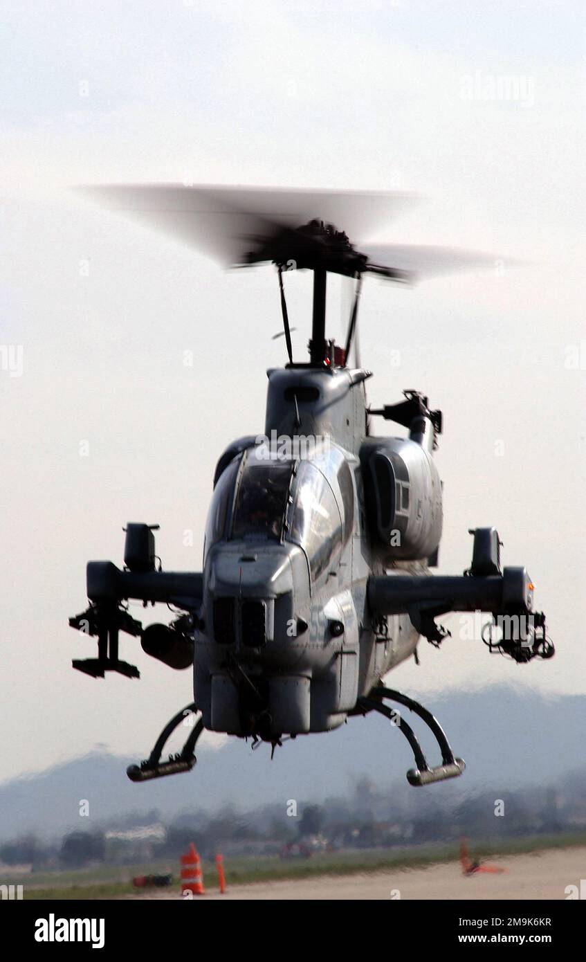 Ein Hubschrauber des US Marine Corps (USMC) AH-1W Super Cobra, der dem Marine Light Attack Helicopter Squadron 169 (HMLA-169) zugeteilt wurde, landet während der Operation DAUERHAFTE FREIHEIT auf dem Luftwaffenstützpunkt March (ARB), Kalifornien. Betreff Betrieb/Serie: DAUERFREIHEITSBASIS: März Luftrettenstützpunkt Bundesstaat: Kalifornien (CA) Land: Vereinigte Staaten von Amerika (USA) Stockfoto