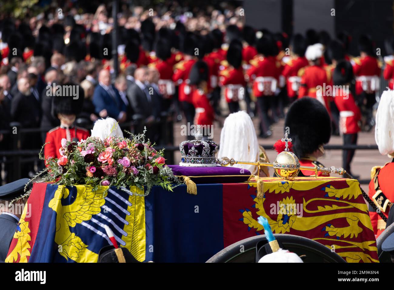 Der Sarg der verstorbenen Königin Elisabeth II. Passiert den Buckingham-Palast zum letzten Mal während ihrer Staatsbeerdigung, September 19. 2022 Stockfoto