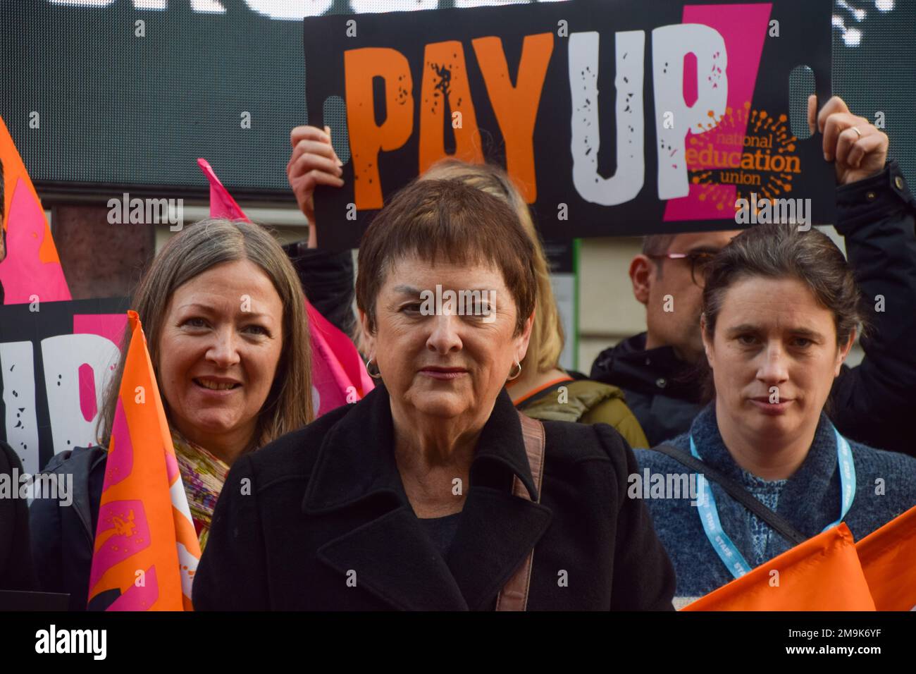 London, Großbritannien. 18. Januar 2023 Mary Bousted, gemeinsame Generalsekretärin der Nationalen Bildungsunion, startet die Kampagne „Pay Up, Save Our Schools“ im Zentrum von London vor dem Streik der Lehrer am 1. Februar. Kredit: Vuk Valcic/Alamy Live News Stockfoto