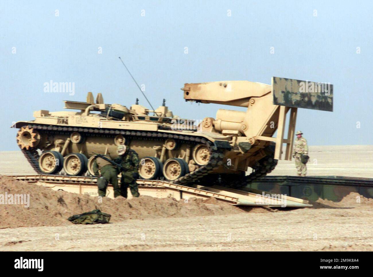 Mitarbeiter des US Marine Corps (USMC) des 1. Panzerbattaillons, Twentynine Palms, Kalifornien (CA), üben während der Operation „DAUERHAFTE FREIHEIT“ im Camp Coyote, Kuwait, Brückenabschussoperationen mit der M60A1 Panzerfahrzeug-Landungsbrücke (AVLB). Hier überquert der M60A1 seine eigene Brücke. Betreff Operation/Serie: DAUERHAFTE FREIHEITSBASIS: Camp Coyote Country: Kuwait (KWT) Stockfoto