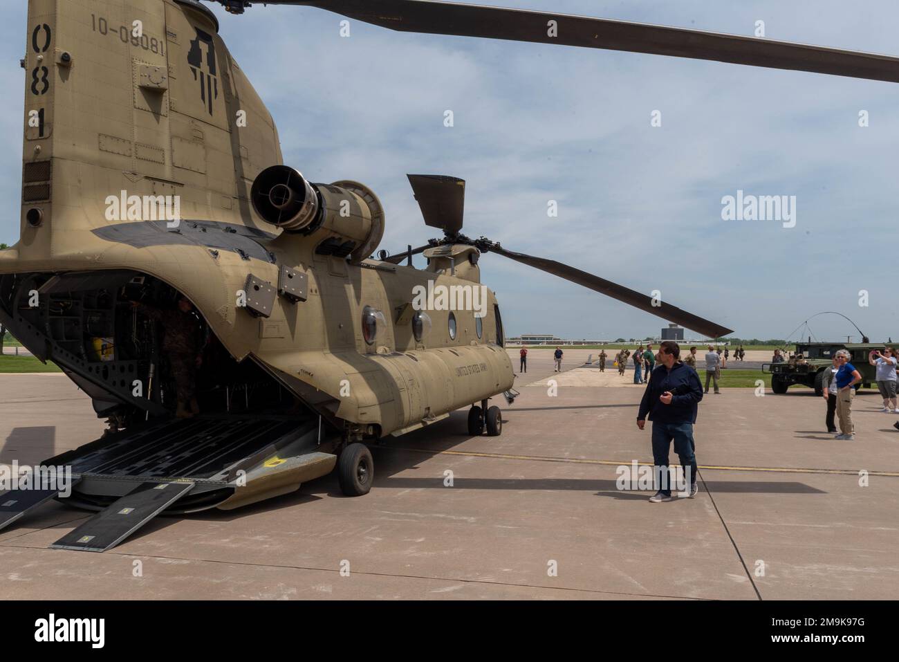 Zivile Arbeitgeber der Mitglieder der Nationalgarde und der Reserve von Illinois nehmen am 19. Mai 2022 an einem „Breakfast with the Boss“ des Employer Support of Guard and Reserve im 182. Airlift Wing in Peoria, Illinois, Teil. Die ESGR-Veranstaltung lädt Arbeitgeber ein, die Beschäftigung und den Militärdienst von Mitgliedern der Nationalgarde und der Nationalreserve zu erfahren und besser zu verstehen. Stockfoto