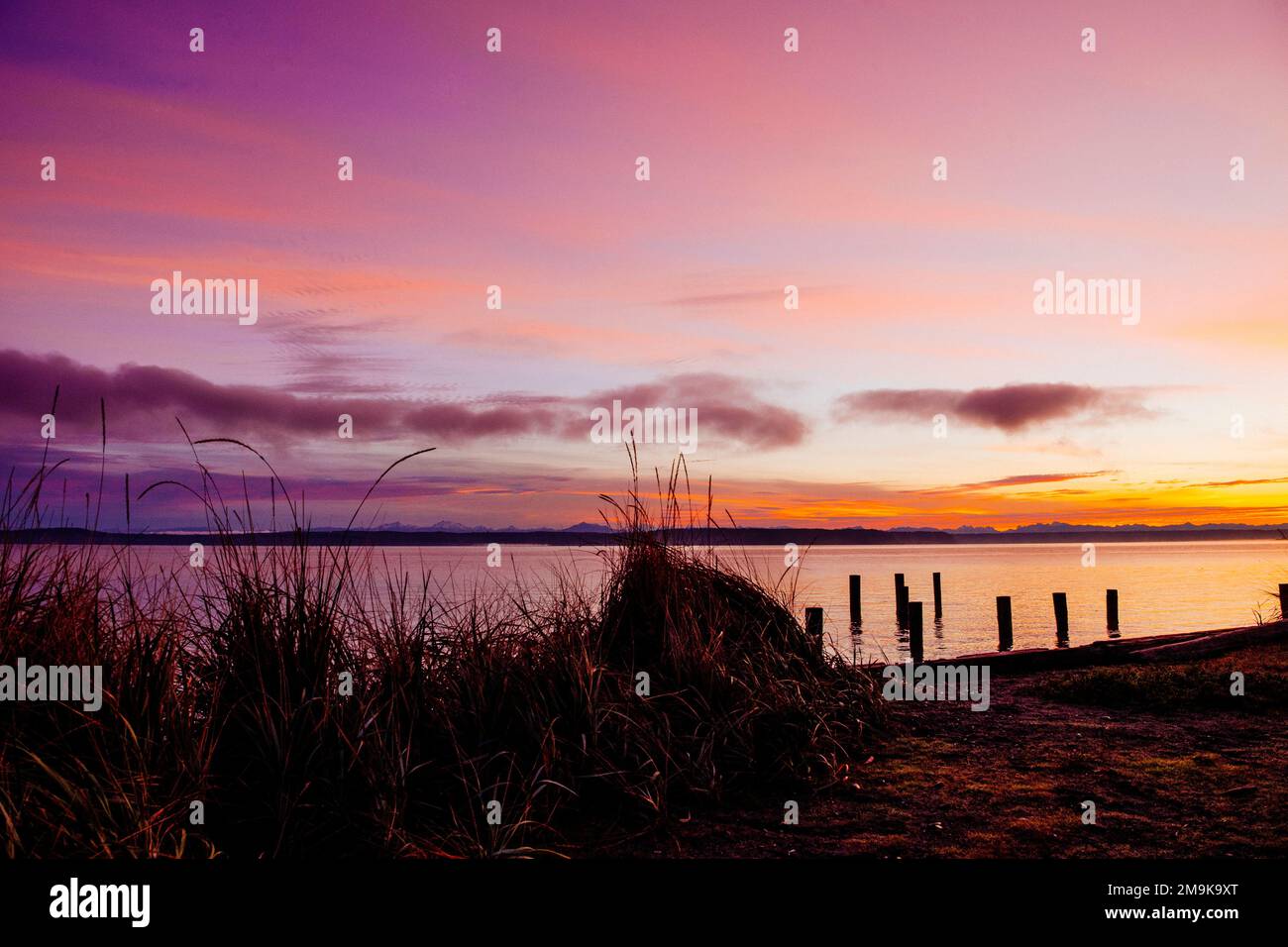 Sonnenuntergang über dem See, Norwegian Point County Park, Hansville, Washington, USA Stockfoto