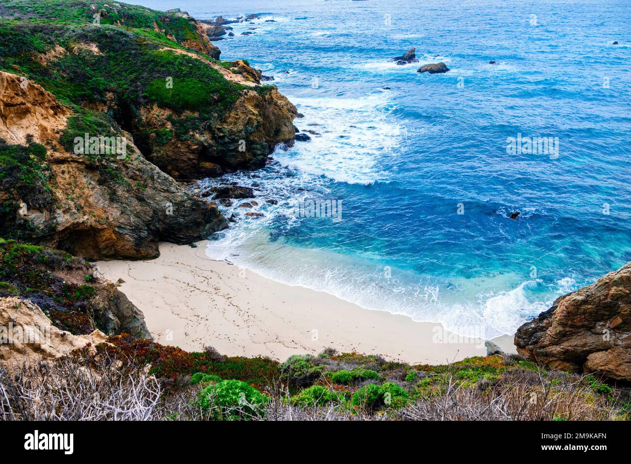 Strand mit Klippen, Big Sur, Monterey County, Kalifornien, USA Stockfoto
