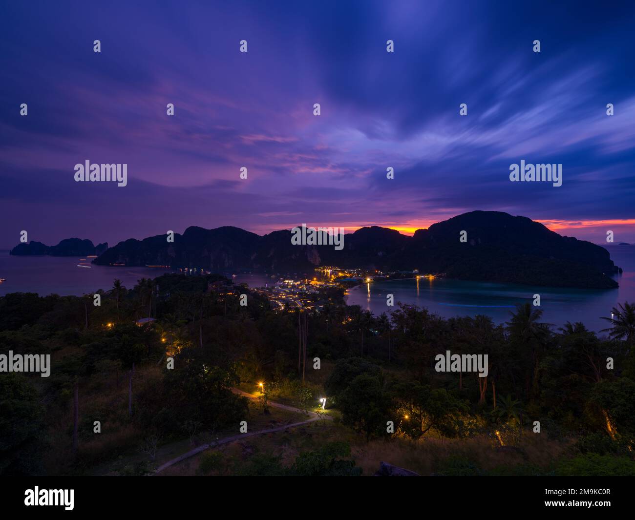 Nächtlicher Blick auf die Stadt vom Aussichtspunkt Phi Phi Island. Aufnahmen mit langer Belichtung. Touristen besuchen diesen Ort jeden Tag, um die Abendzeit zu sehen. Krabi, Thailändisch Stockfoto