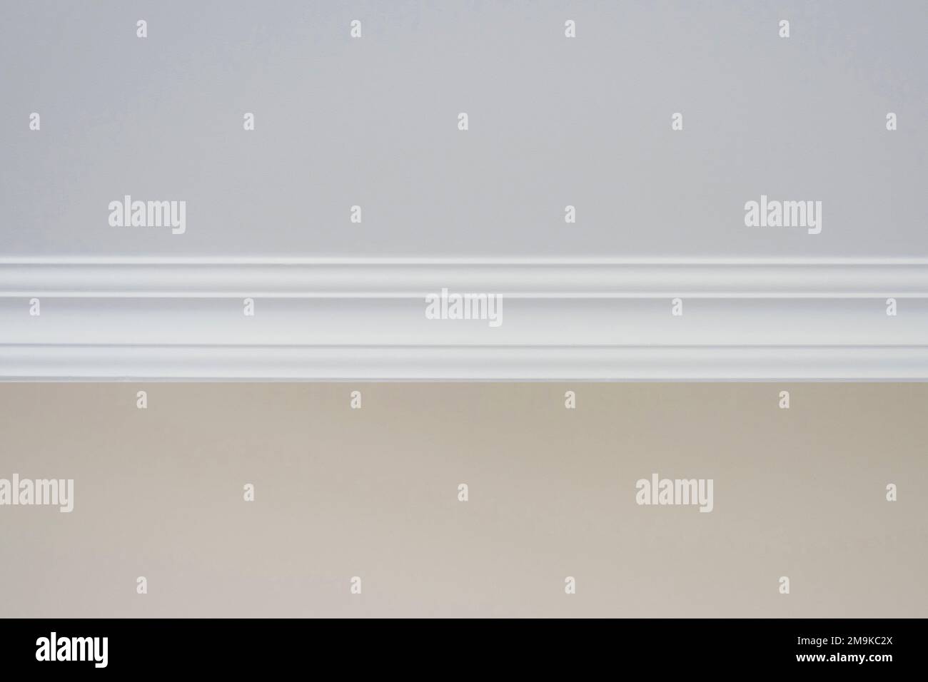 Detaildarstellung einer flachen Deckenverkleidung, Deckenleisten im Innenraum Stockfoto