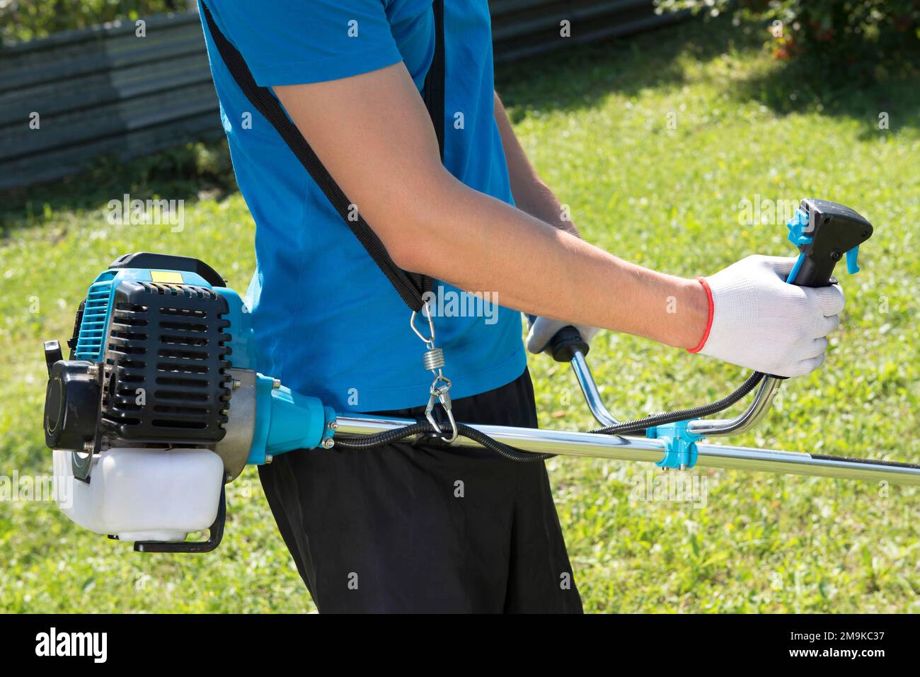 Der Mann, der mit dem Rasenmäher Gras mäht. Nahaufnahme Stockfoto