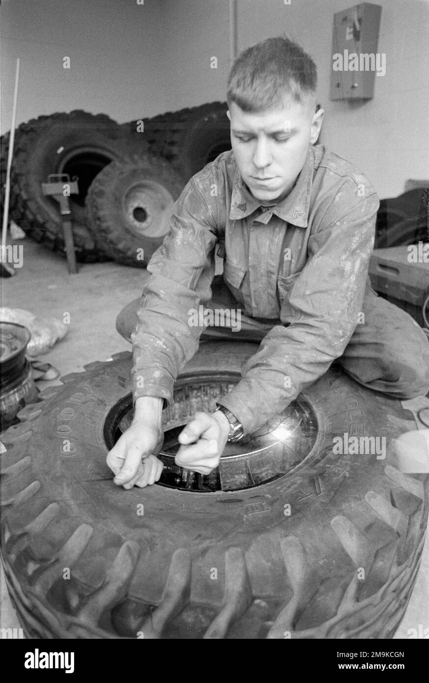 Ein US Marine Corps Reserve (USMCR) Marine, der A/Company, 4. Light Pmored Reconnaissance Battalion (LAR), zugewiesen wurde, führt Fahrzeugreifen in Camp Pendleton, Kalifornien (CA), zur Vorbereitung der Mobilisierung zur Unterstützung der Operation DAUERHAFTE FREIHEIT durch. Basis: Marine Corps Basislager Pendleton Bundesstaat: Kalifornien (CA) Land: Vereinigte Staaten von Amerika (USA) Stockfoto