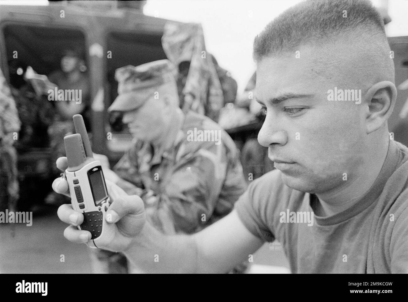 Ein US Marine Corps Reserve (USMCR) Marine, der A/Company, 4. Light Pmored Reconnaissance Battalion (LAR), zugewiesen wurde, führt eine Funktionsprüfung seines GPS-Empfängers (Global Positioning System) in Camp Pendleton, Kalifornien, durch, um die Mobilisierung zur Unterstützung DER dauerhaften FREIHEIT der Operation vorzubereiten. Basis: Marine Corps Basislager Pendleton Bundesstaat: Kalifornien (CA) Land: Vereinigte Staaten von Amerika (USA) Stockfoto