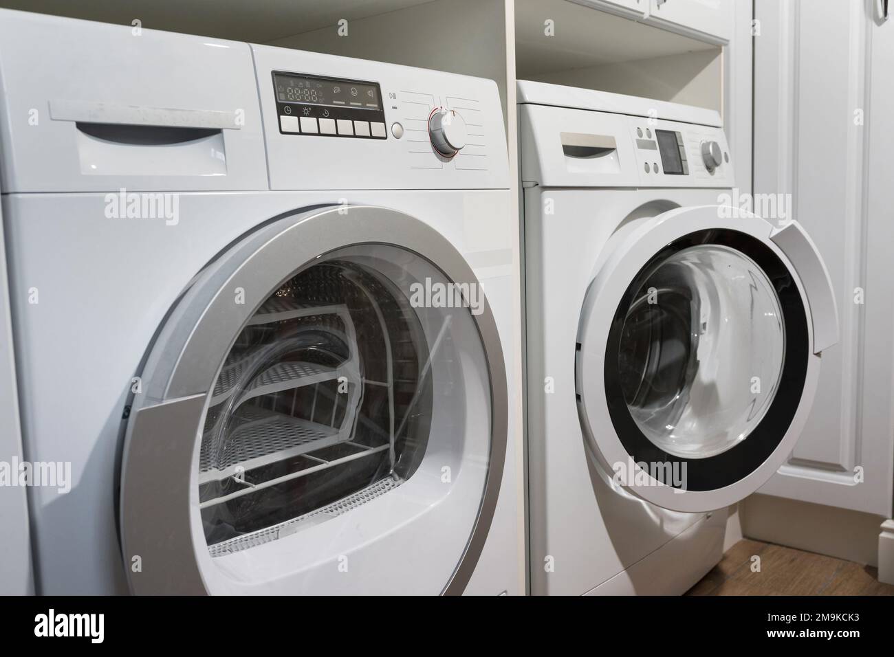 Waschmaschinen, Trockner und andere Haushaltsgeräte im Haus Stockfoto