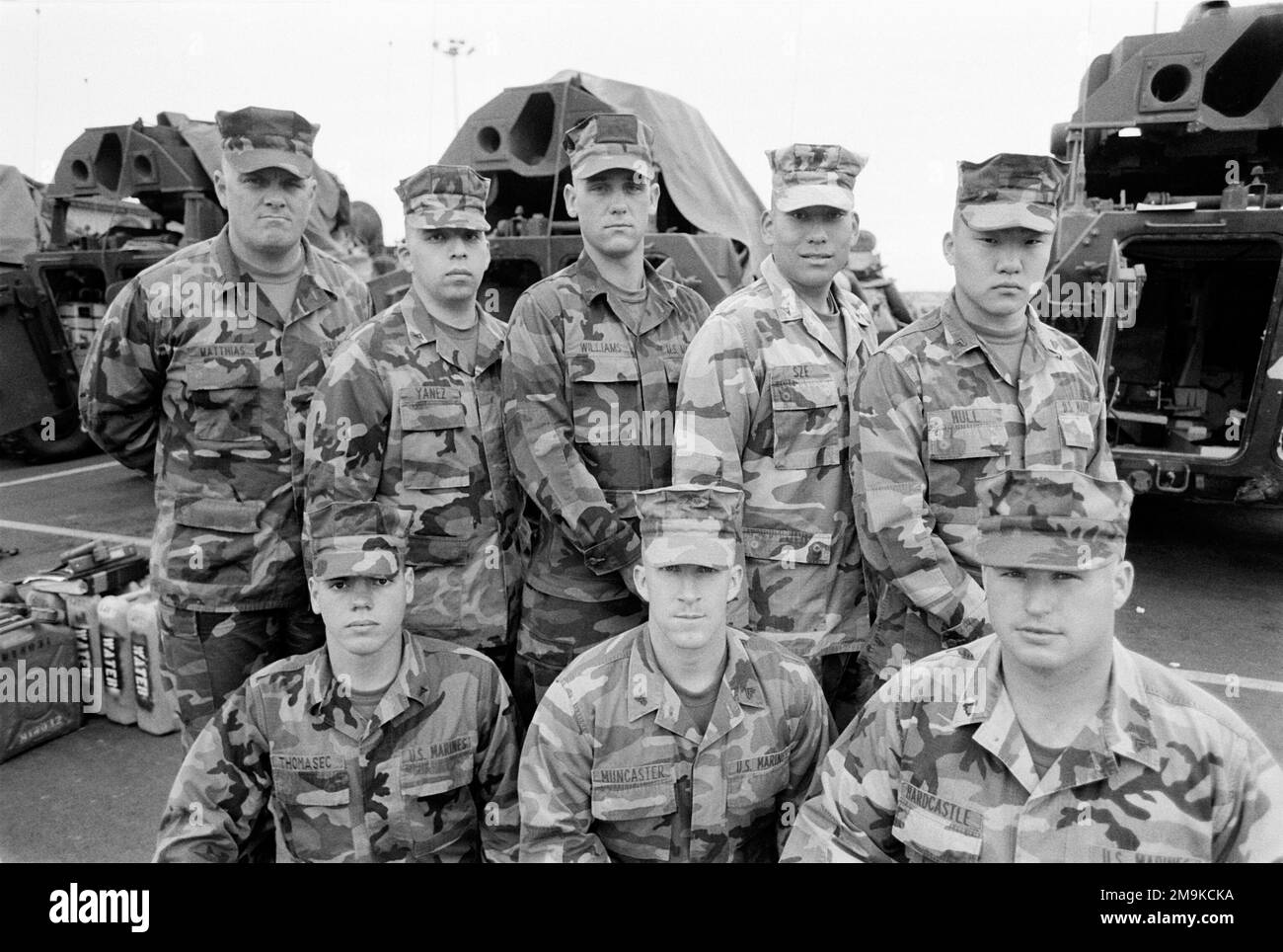 US Marine Corps Reserve (USMCR) Marines zugeteilt an A/Company, 4. Light Pmored Reconnaissance Battalion (LAR), posieren für ein Gruppenfoto vor ihren Light Pmored Vehicles (LAV-25) in Camp Pendleton, Kalifornien, in Vorbereitung auf die Mobilisierung zur Unterstützung der Operation DAUERHAFTE FREIHEIT. Basis: Marine Corps Basislager Pendleton Bundesstaat: Kalifornien (CA) Land: Vereinigte Staaten von Amerika (USA) Stockfoto
