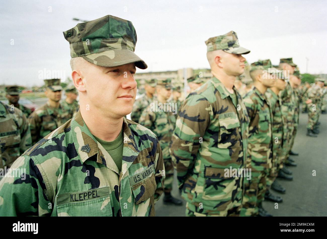 US Marine Corps Reserve (USMCR) STAFF Sergeant (SSGT) Kleppel (Vordergrund) und Marines zugewiesen zu A/Company, 4. Light Pmored Reconnaissance Battalion (LAR), versammelt sich in Formation in Camp Pendleton, Kalifornien (CA), zur Vorbereitung der Mobilisierung zur Unterstützung der Operation DAUERHAFTE FREIHEIT. Basis: Marine Corps Basislager Pendleton Bundesstaat: Kalifornien (CA) Land: Vereinigte Staaten von Amerika (USA) Stockfoto