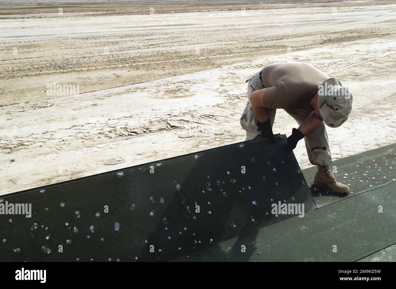 030211-M-5266H-004. Einsatzgebiet/Serie: STÜTZPUNKT DER DAUERHAFTEN FREIHEIT: Luftwaffenstützpunkt Ahmed Al Jaber Bundesstaat: Al-Ahmadi Land: Kuwait (KWT) Stockfoto