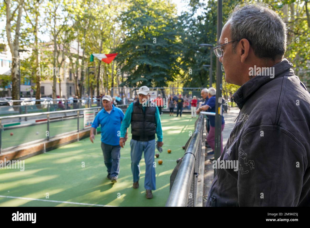 Ältere Spieler spielen Bowling in einem lokalen Park in Mailand (Italien) Stockfoto