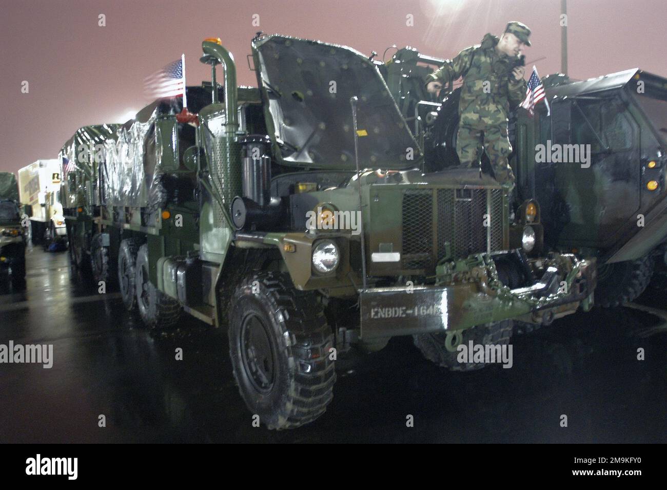 SPECIALIST First Class (SFC) Timothy J. Rader führt frühmorgendliche Wartungsarbeiten an einem 5-Tonnen-Motor eines M-939 A2-Frachtwagens in den frühen Morgenstunden auf dem Parkplatz der 957. Multi-Role Bridge Company durch, um den Betrieb DAUERHAFT ZU unterstützen. Betreff Betrieb/Serie: DAUERHAFTE FREIHEIT Land: Vereinigte Staaten von Amerika (USA) Stockfoto SPECIALIST First Class (SFC) Timothy J. Rader führt frühmorgendliche Wartungsarbeiten an einem 5-Tonnen-Motor eines M-939 A2-Frachtwagens in den frühen Morgenstunden auf dem Parkplatz der 957. Multi-Role Bridge Company durch, um den Betrieb DAUERHAFT ZU unterstützen. Betreff Betrieb/Serie: DAUERHAFTE FREIHEIT Land: Vereinigte Staaten von Amerika (USA) Stockfoto