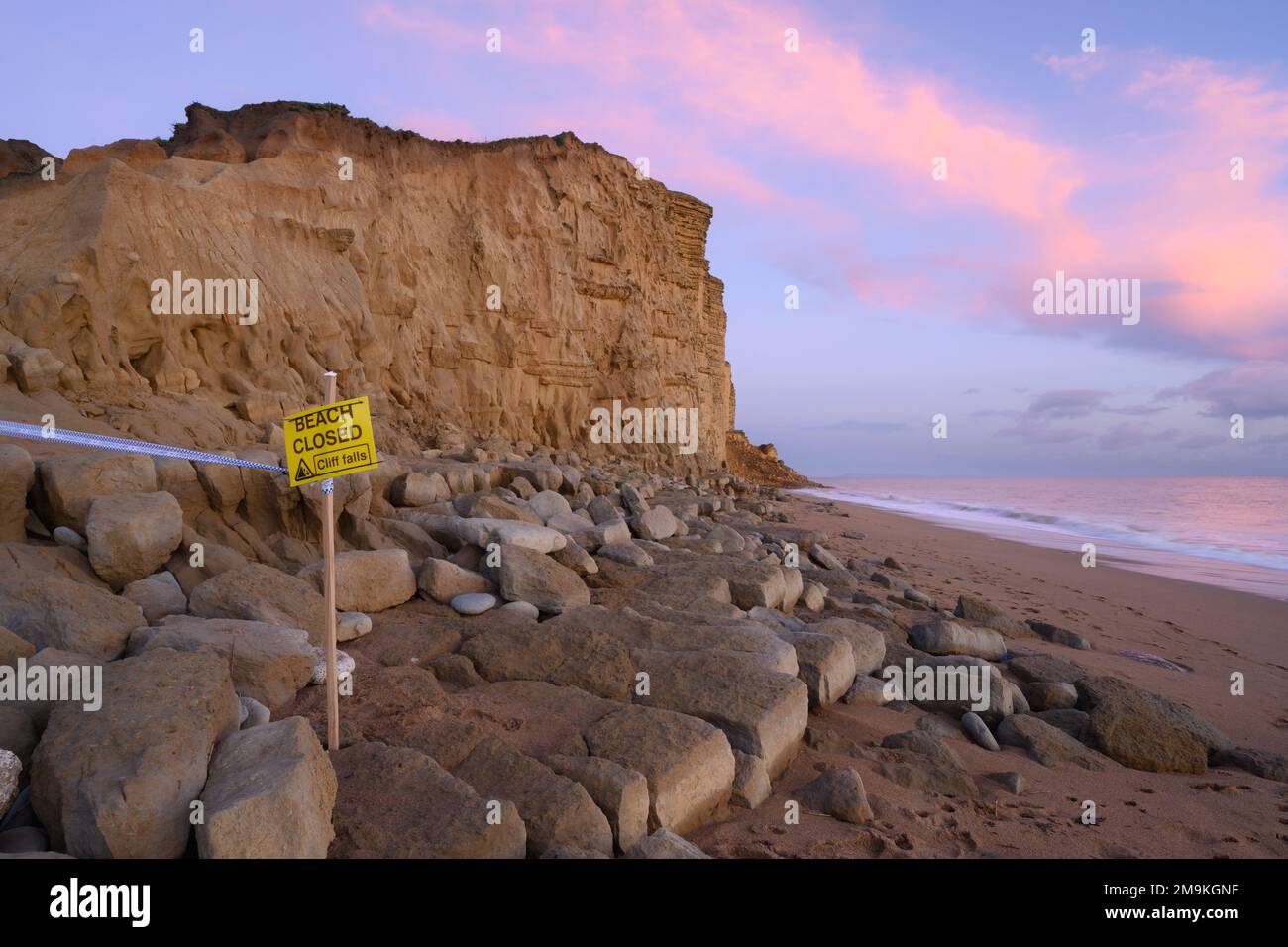 West Bay, Bridport, Dorset, Großbritannien. 18. Januar 2023. UK Weather: Der Strand am Badeort West Bay wurde heute nach einem großen Erdrutsch geschlossen. Am Strand war ein großer Felsstapel zu sehen, der eine Narbe in der Felswand hinterließ, die durch die TV-Drama-Serie Broadchurch berühmt wurde. Die honigfarbenen Felsen entlang dieses Teils der Jurassic Coast sind vor Ort als gefährlich und anfällig für Küstenerosion bekannt. Kredit: Celia McMahon/Alamy Live News Stockfoto