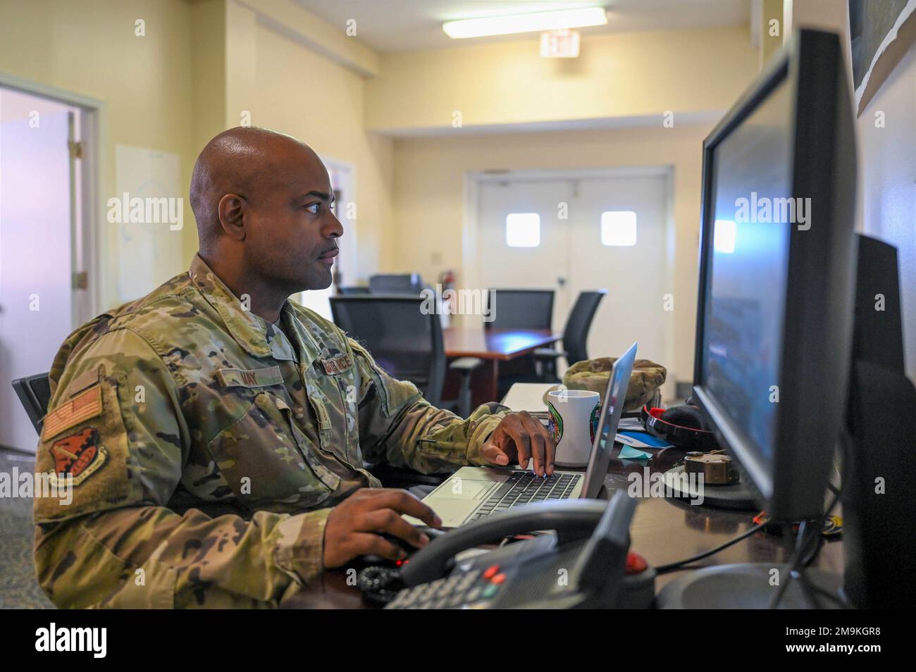 Master Sgt. Joel May, 908th Program Integration Office Maintenance Lead, führt Forschung vor dem wöchentlichen PIO Meeting am 19. Mai, Maxwell Air Force Base, Alabama. Die PIO ist eine der Organisationen, die für den Übergang des 908. Luftbrücke vom C-130H Hercules zum MH-139A Grey Wolf Hubschrauber verantwortlich sind. Die wöchentlichen Teamsitzungen führten Mitglieder des Air Education and Training Command, des Air Force Reserve Command und der 22nd Air Force zusammen. 22. Luftwaffe, Luftbildungs- und Ausbildungskommando, Global Strike Command der Luftwaffe, Maxwell Luftwaffenstützpunkt, USNORTHCOM, Luftwaffenreserve-Kommando, Stockfoto