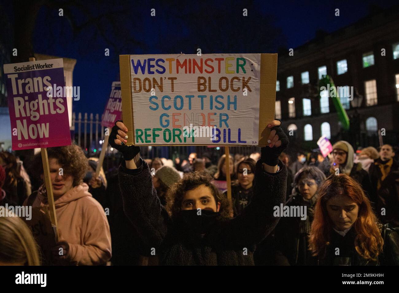 WHITEHALL, LONDON, 18. Januar 2023, Trans Rights protestiert gegenüber der Downing Street, nachdem der britische Gouverneur die Gesetzgebung der schottischen Regierung zur Geschlechteranerkennung blockiert hatte. Kredit: Lucy North/Alamy Live News Stockfoto