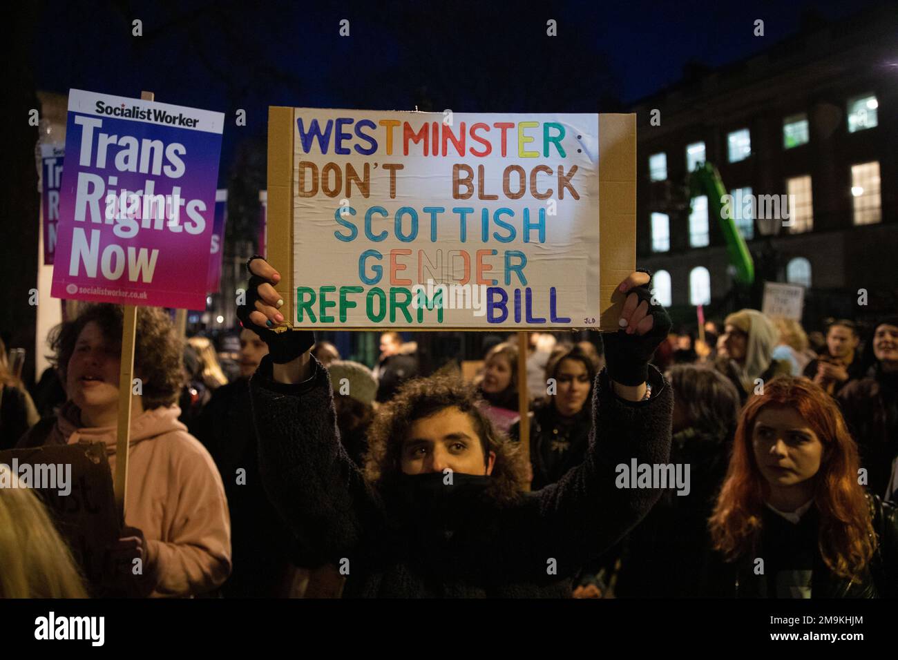 WHITEHALL, LONDON, 18. Januar 2023, Trans Rights protestiert gegenüber der Downing Street, nachdem der britische Gouverneur die Gesetzgebung der schottischen Regierung zur Geschlechteranerkennung blockiert hatte. Kredit: Lucy North/Alamy Live News Stockfoto
