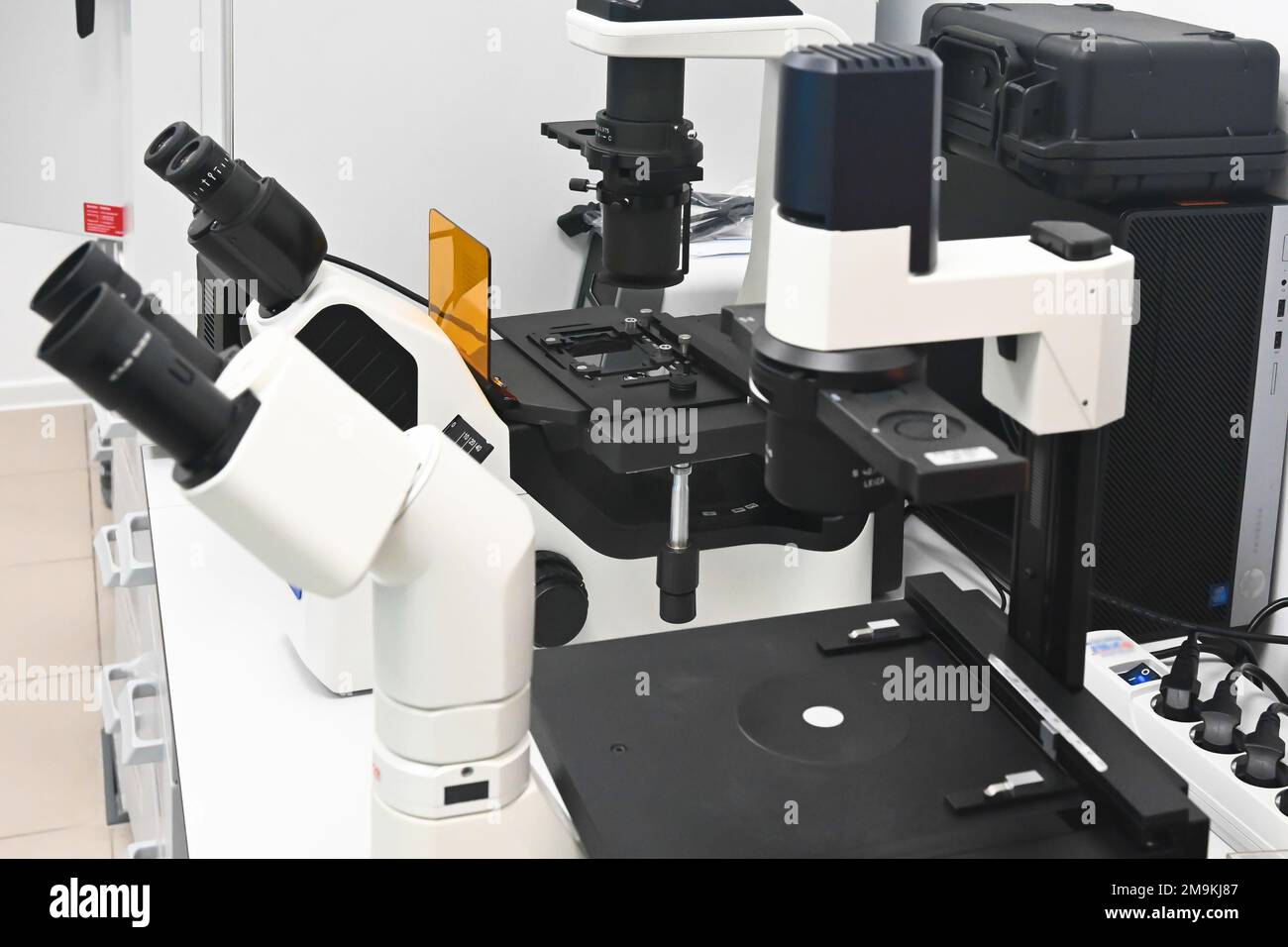 Labormikroskop. Ein Mikroskop in einem biologischen Labor. Stockfoto