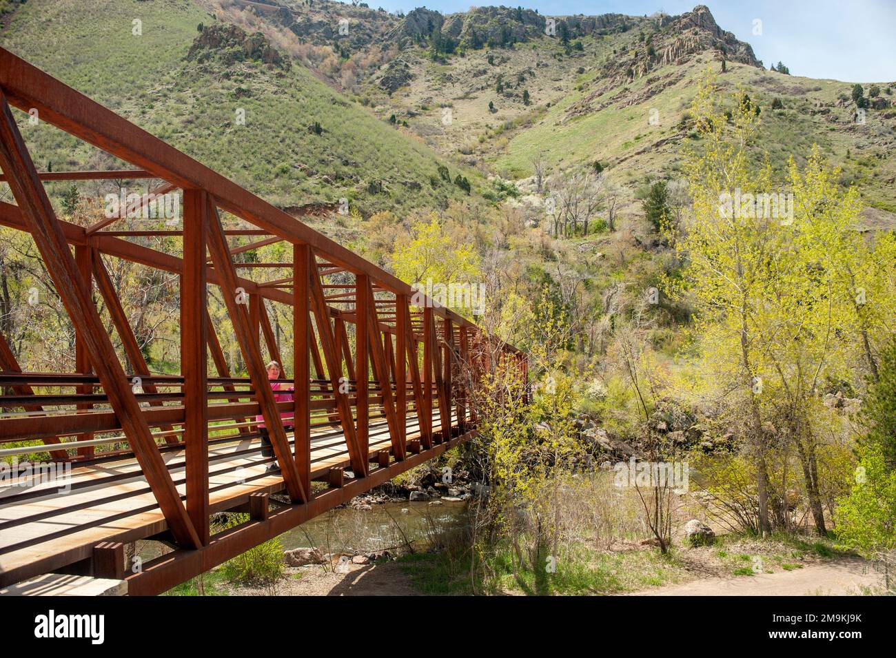 Die Fußgänger-/Fahrradbrücke über Clear Creek, Teil eines umfangreichen Wandernetzes, über Golden, Colorado. Stockfoto