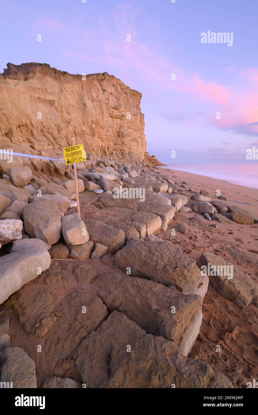 West Bay, Bridport, Dorset, Großbritannien. 18. Januar 2023. UK Weather: Der Strand am Badeort West Bay wurde heute nach einem großen Erdrutsch geschlossen. Am Strand war ein großer Felsstapel zu sehen, der eine Narbe in der Felswand hinterließ, die durch die TV-Drama-Serie Broadchurch berühmt wurde. Die honigfarbenen Felsen entlang dieses Teils der Jurassic Coast sind vor Ort als gefährlich und anfällig für Küstenerosion bekannt. Kredit: Celia McMahon/Alamy Live News Stockfoto
