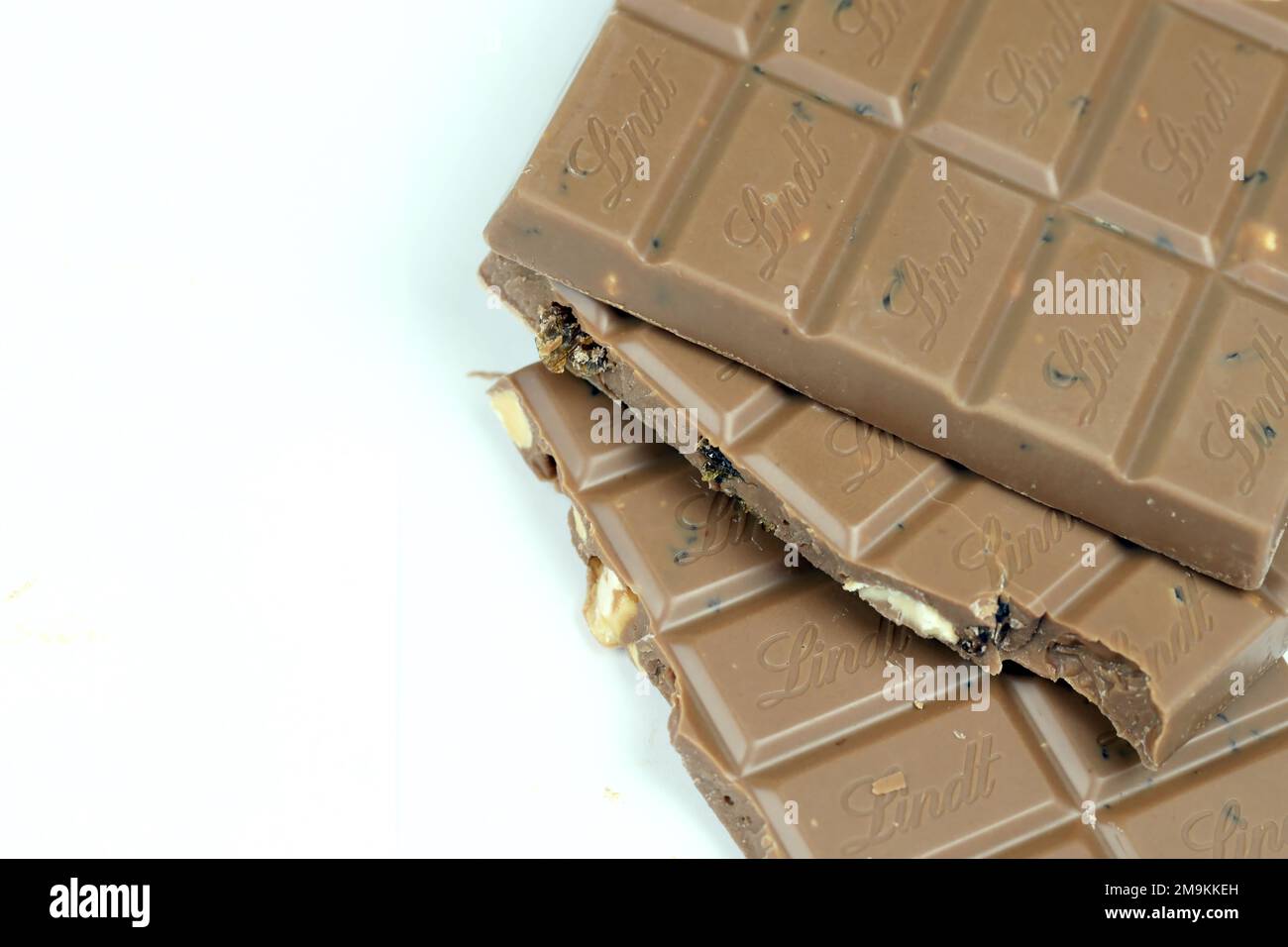 KIEW, UKRAINE - 4. MAI 2022 Lindt Schweizer Luxusmarken-Schokoladentabletten mit geprägtem Original-Firmenlogo. Stockfoto