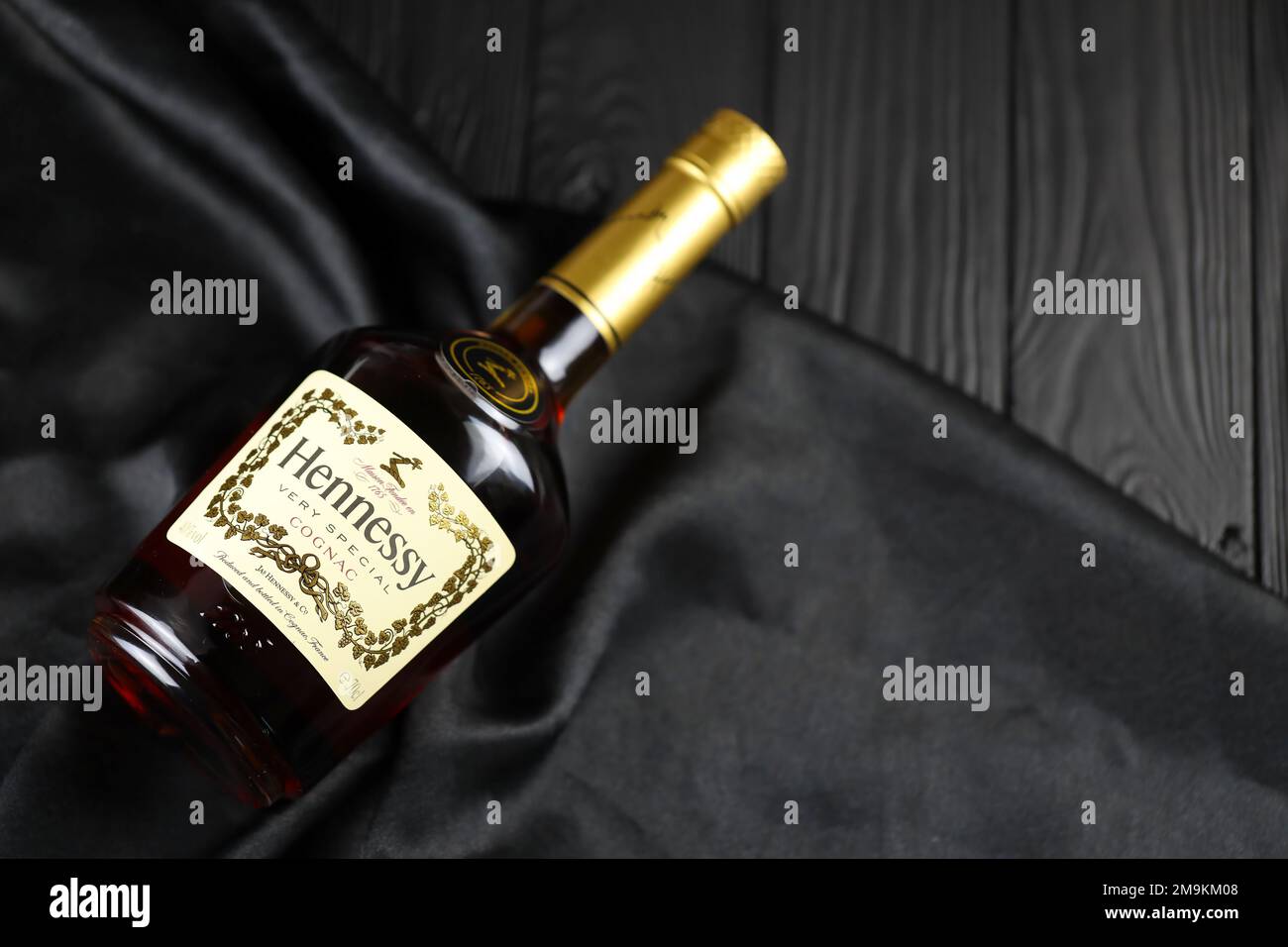 KIEW, UKRAINE - 4. MAI 2022 Hennessy Very Special Original Alkohol Flasche auf schwarzem Holztisch. Elite-Alkoholproduktion Stockfoto