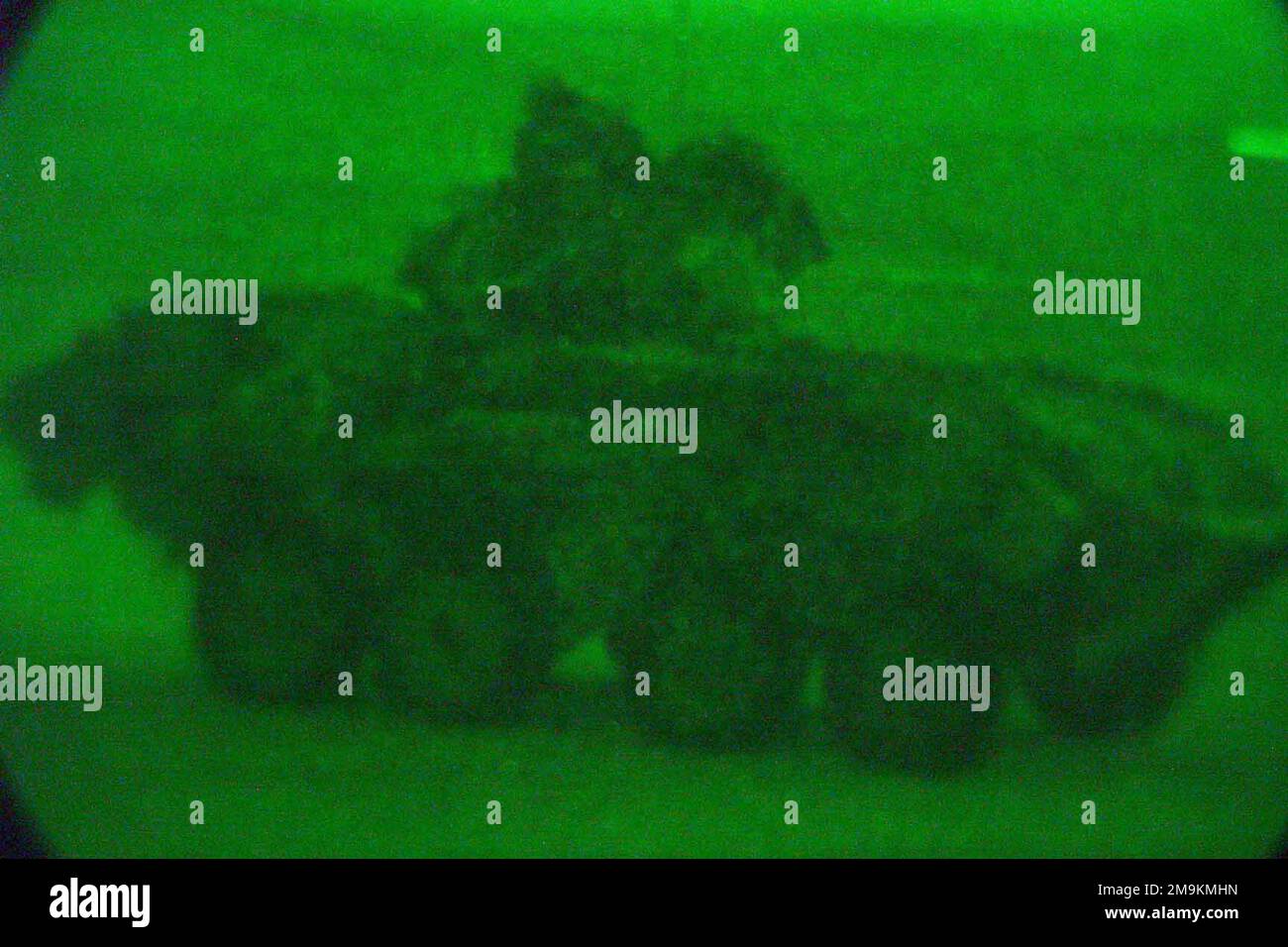 Nachtkopfansicht eines leichten gepanzerten Fahrzeugs des US Marine Corps (USMC)-25 (LAV-25) mit dem 1. Aufklärungsbataillon des Light Pmored Reconnaissance Battalion, 1. Marine Division, Camp Pendleton, Kalifornien (CA), während es während einer Übung im Camp Coyote in Nord-Kuwait während der Operation DAUERHAFTE FREIHEIT eine Absperrung bildet. (Unterdurchschnittliches Bild). Basis: Camp Coyote Country: Kuwait (KWT) Stockfoto