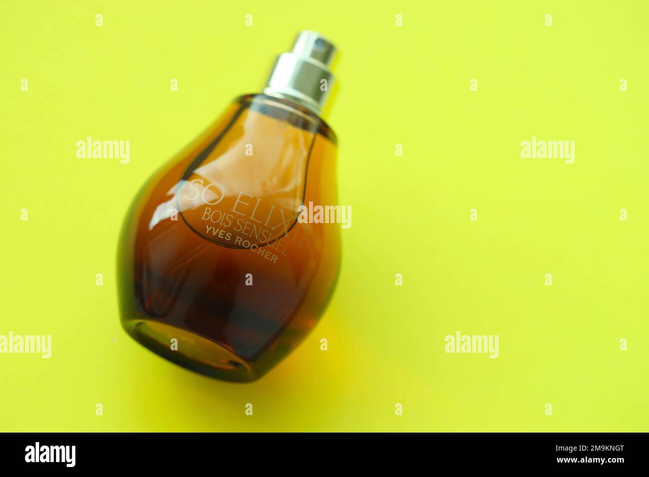 KIEW, UKRAINE - 4. MAI 2022 Flasche so Elixir Bois Sensuei Parfüm von Yves Rocher auf hellem Hintergrund Stockfoto