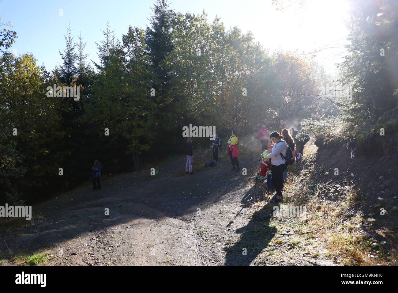 KARPATEN, UKRAINE - 8. OKTOBER 2022 Mount Hoverla. Karpaten in der Ukraine im Herbst. Touristen wandern durch Hügel und Wälder bis zum Gipfel des Hoverla Berges Stockfoto