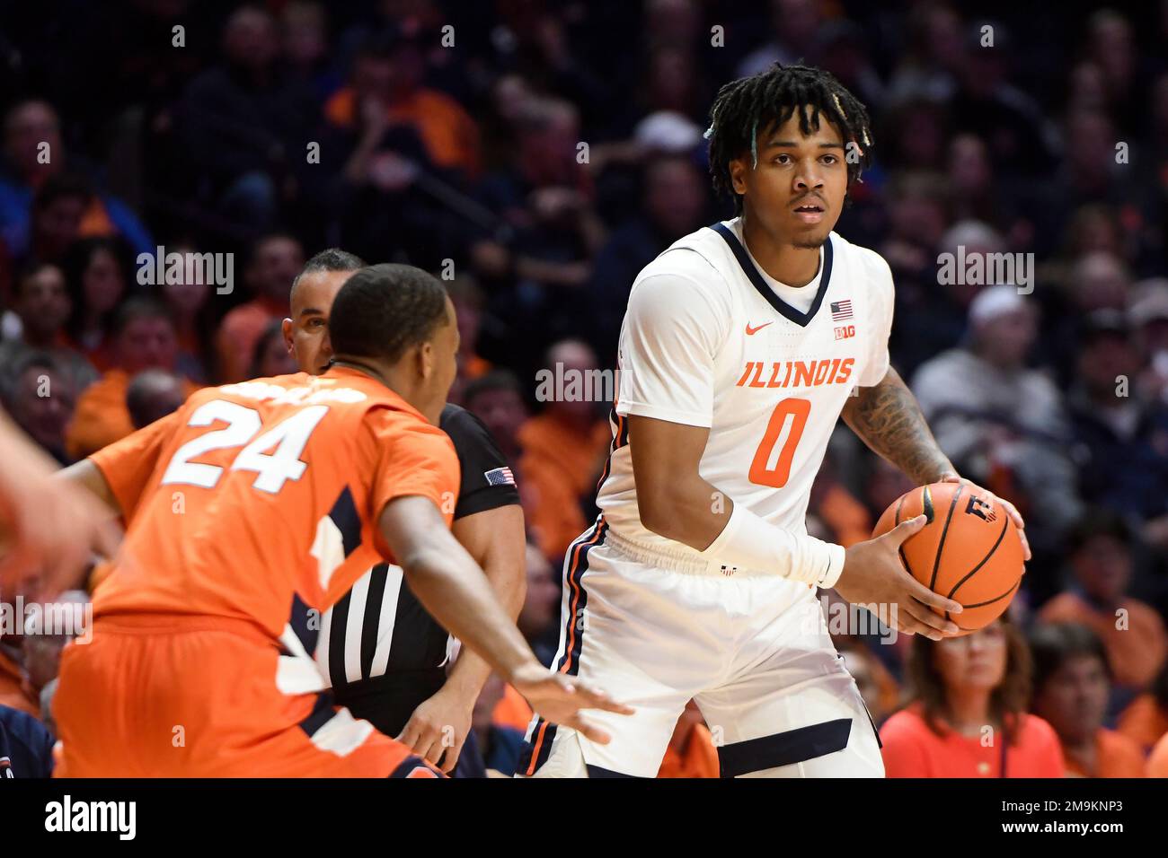 Illinois' Terrence Shannon Jr. (0) looks to pass as Syracuse's Quadir
