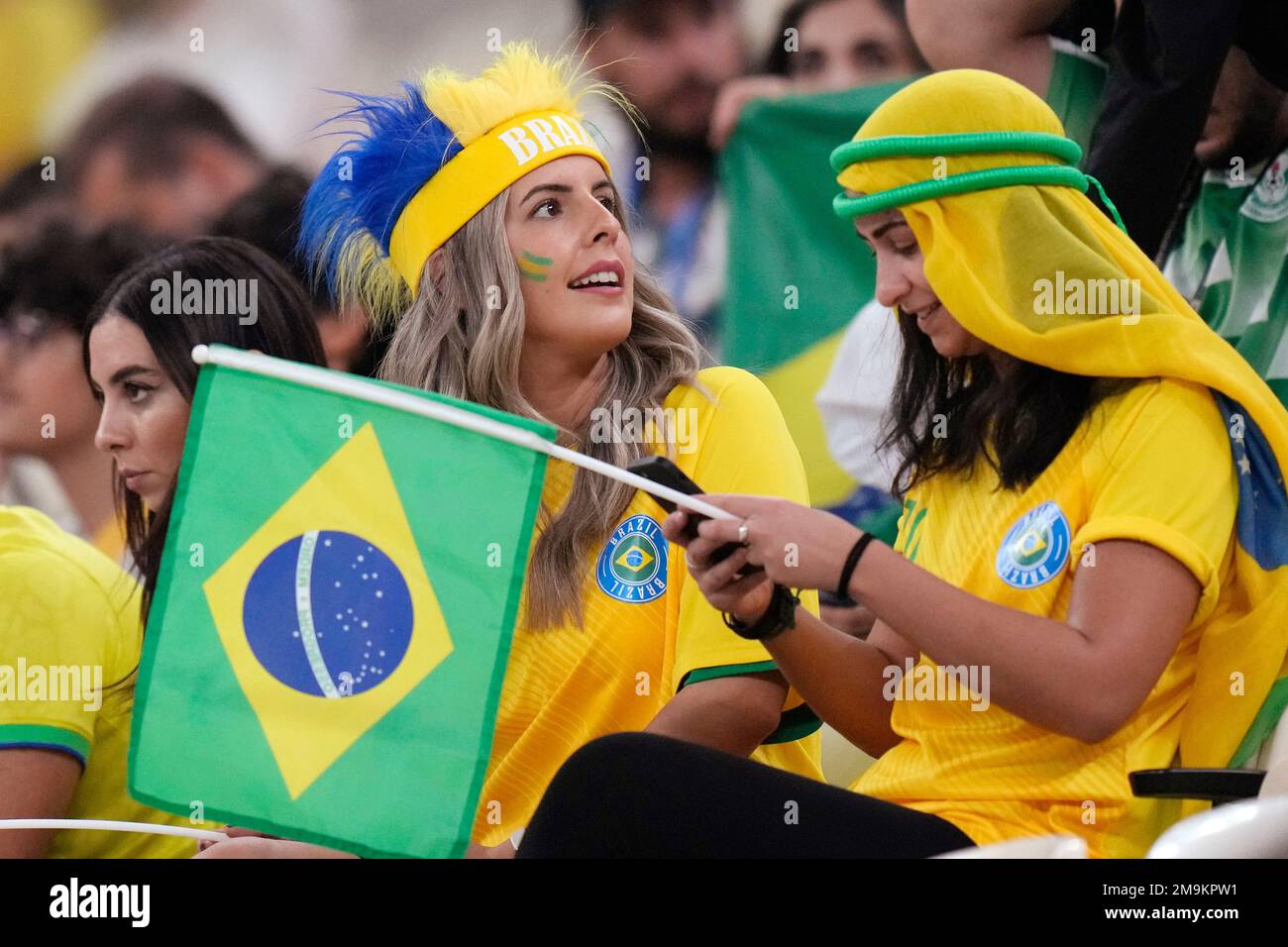 Brazil supporters wait for the mach to start prior to the World Cup group G soccer match between Cameroon and Brazil, at the Lusail Stadium in Lusail, Qatar, Friday, Dec. 2, 2022. (AP Photo/Moises Castillo) Stockfoto