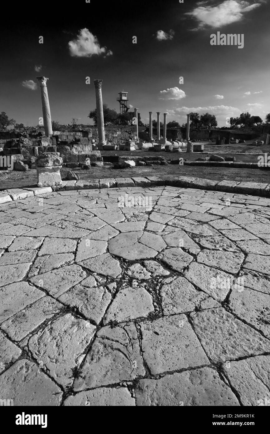 Blick über das achteckige Gebäude in Umm Qais, Jordanien, Naher Osten Stockfoto