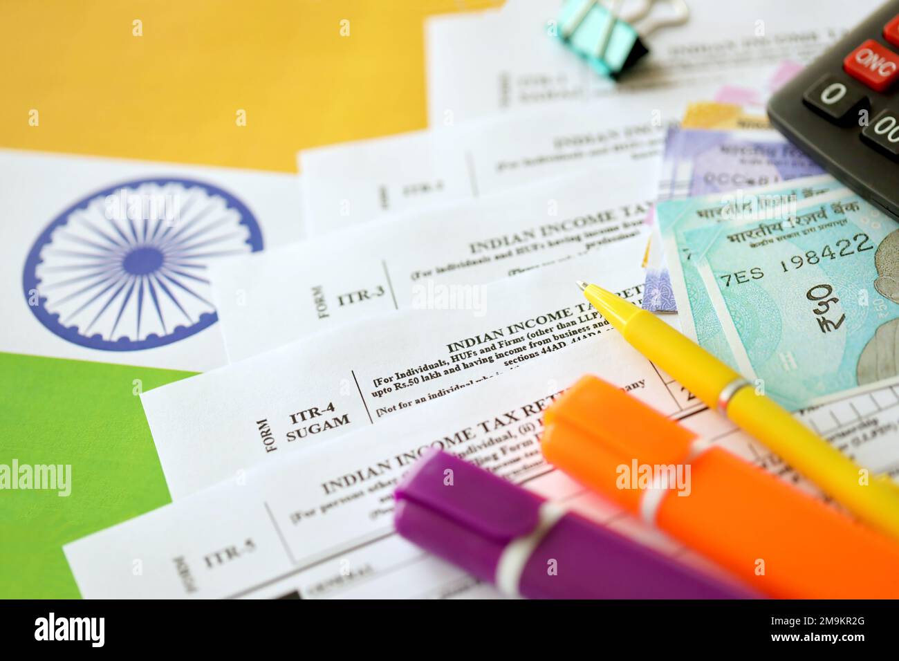 KIEW, UKRAINE - 4. MAI 2022 Indische Einkommensteuererklärung, leeres Formular mit Stift- und indischen Rupien-Rechnungen auf indischer Landesflagge. Konzept der jährlichen Steuermeldung Stockfoto