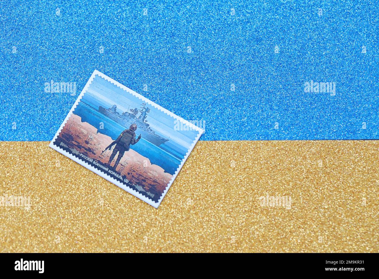 KIEW, UKRAINE - 4. MAI 2022 berühmtes ukrainisches Souvenir mit dem Anschein eines Postmarkens mit russischem Kriegsschiff und ukrainischem Soldaten Stockfoto
