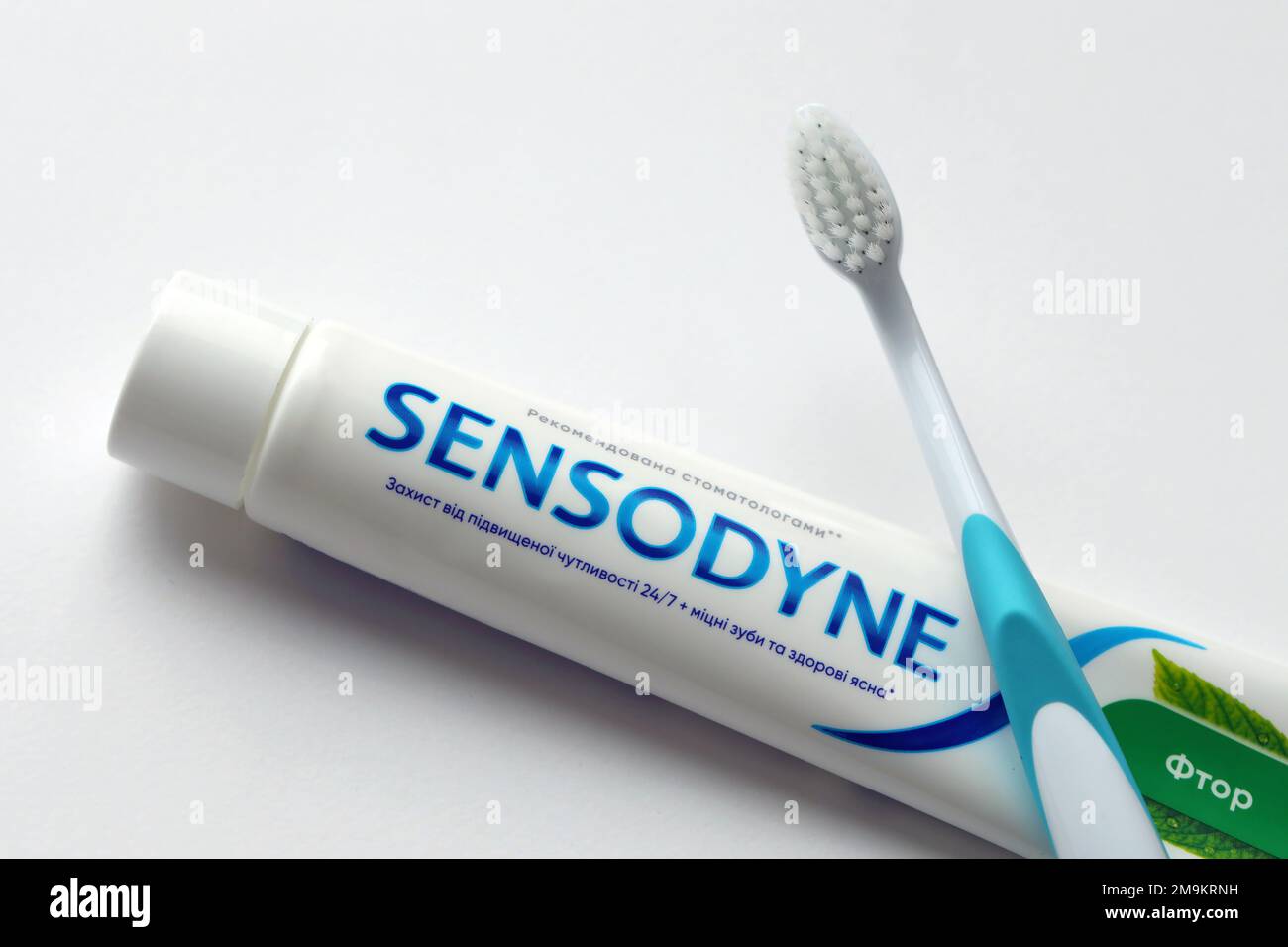 KIEW, UKRAINE - 4. MAI 2022 Sensodyne Fluor oder Fluor ist eine tägliche Fluorid Zahnpasta, die gegen Zahnempfindlichkeit schützt Stockfoto
