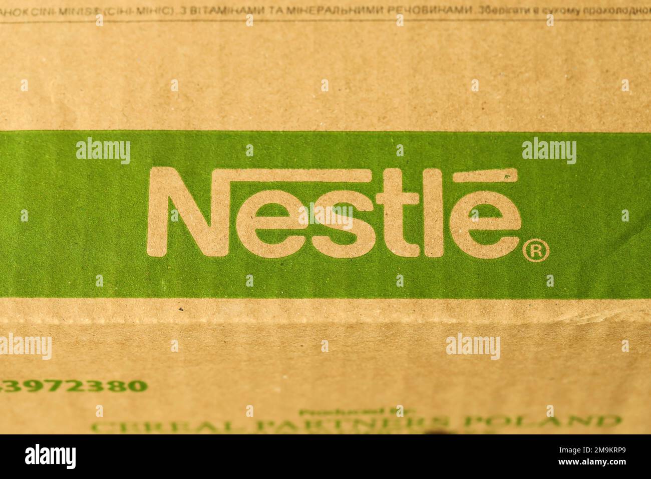 KIEW, UKRAINE - 4. MAI 2022 große Kartons mit dem Logo von Nestle Company. Portionierung von Nestwaren Stockfoto
