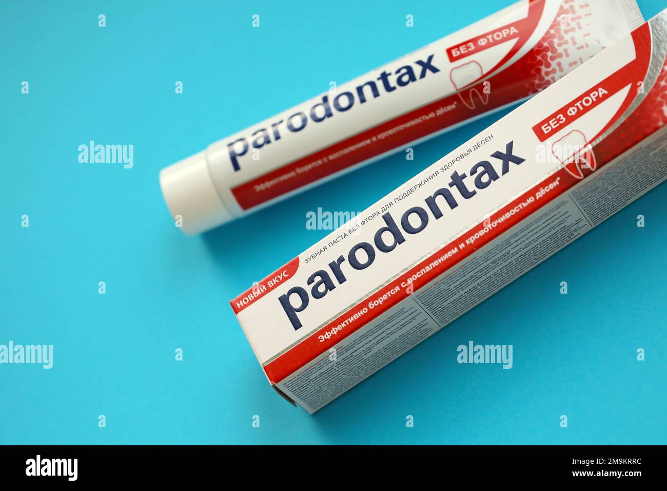 KIEW, UKRAINE - 4. MAI 2022 Paket Parodontax Zahnpasta auf hellem Hintergrund Nahaufnahme Stockfoto
