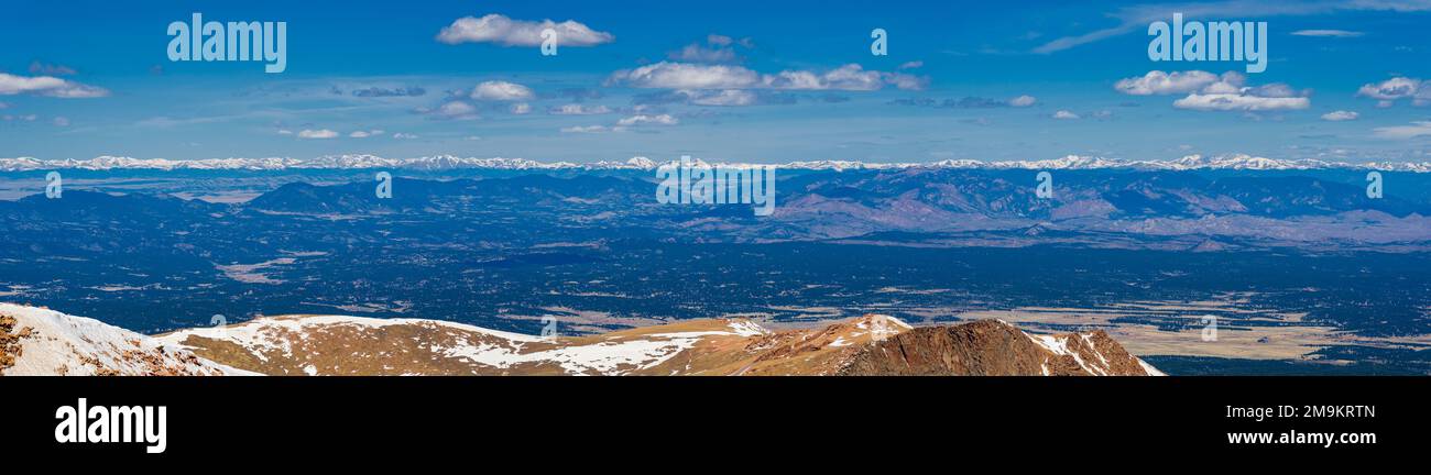 Entfernte Rocky Mountains, die die kontinentale Wasserscheide vom besten Pikes Peak, Colorado, USA, markieren Stockfoto