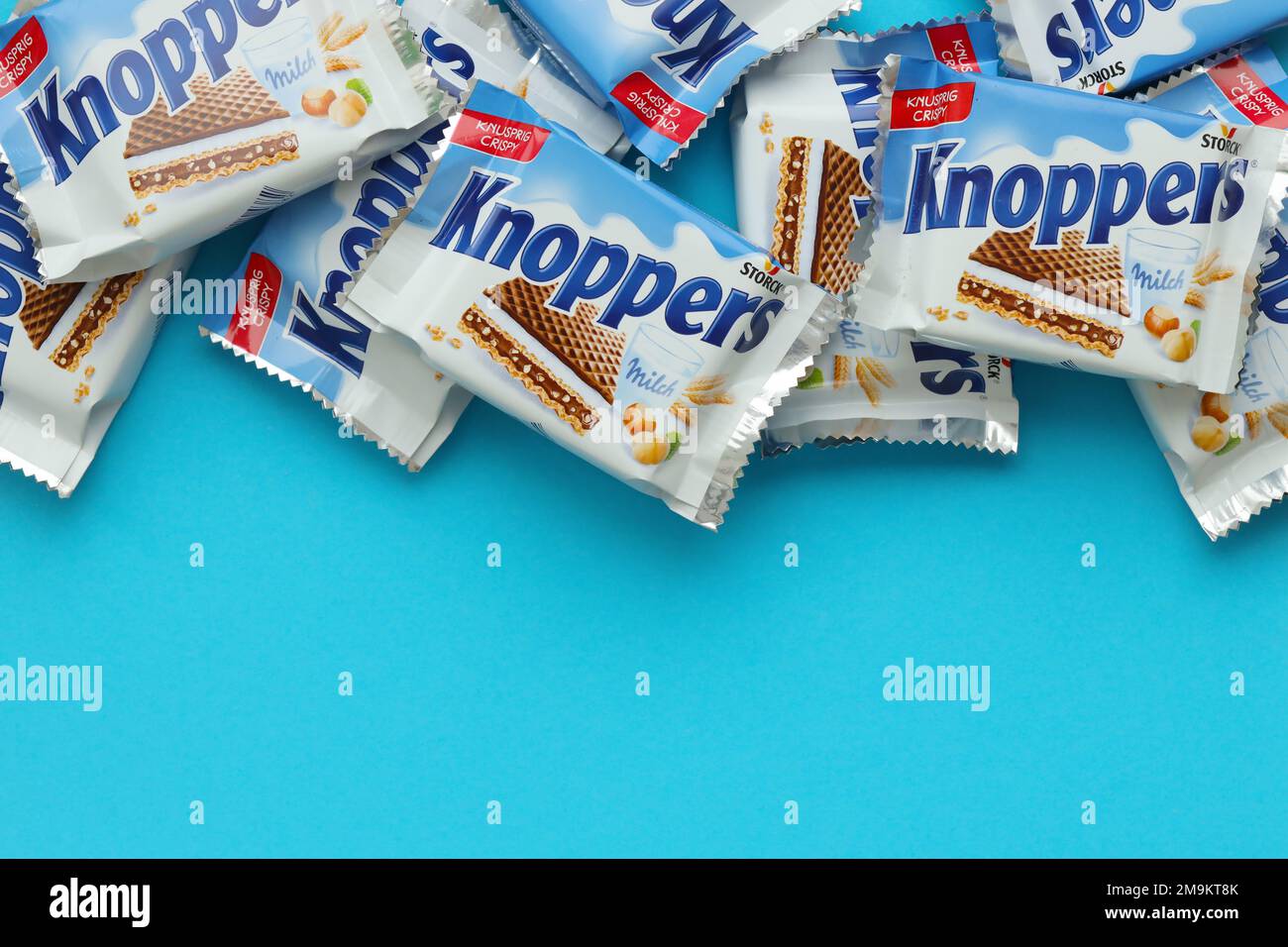 KIEW, UKRAINE - 4. MAI 2022 Packshot von Knoppers knusprigen Waffelsandwiches, hergestellt von Storck. Stockfoto