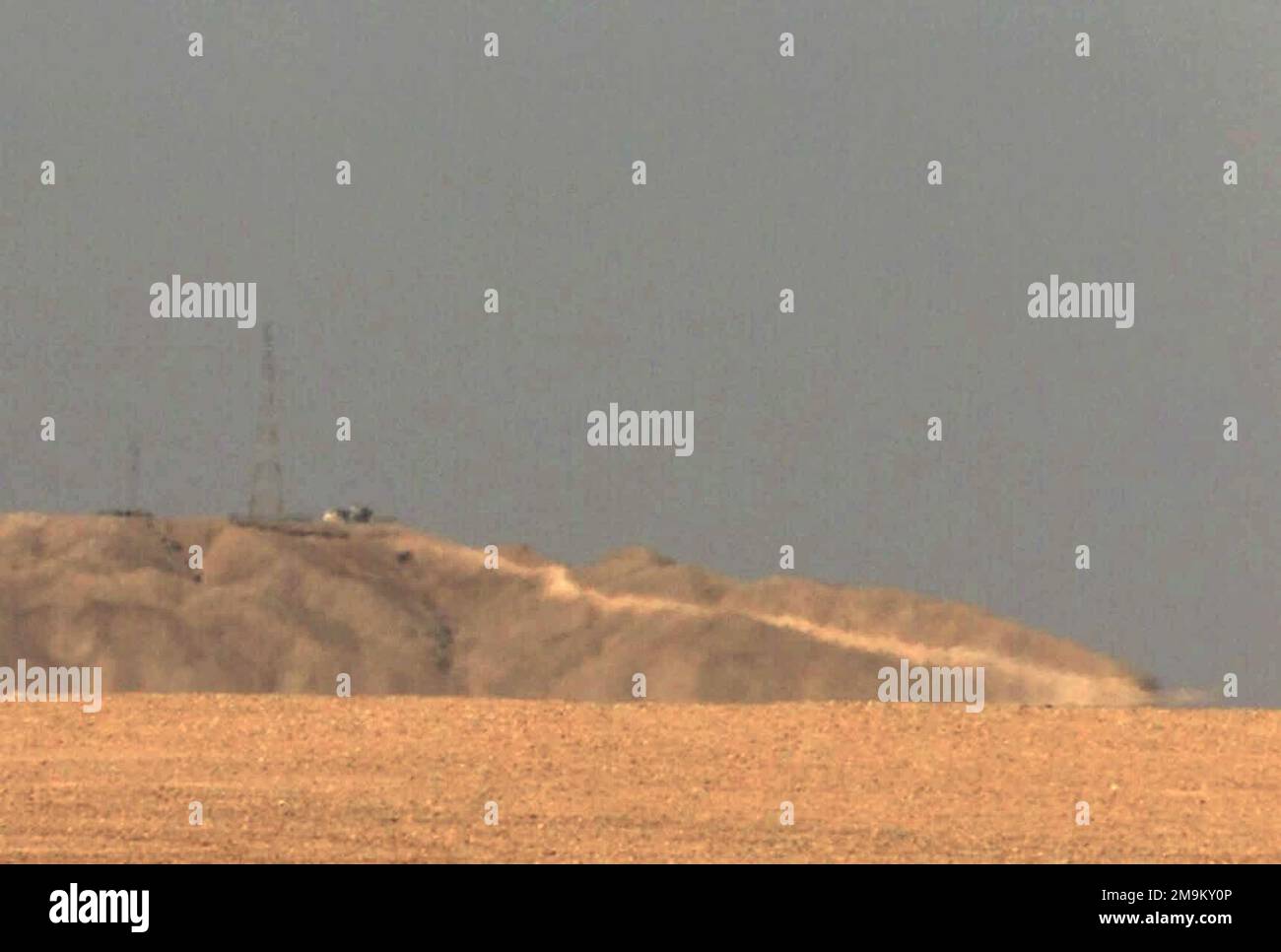 Auf der anderen Seite der offenen Wüste steht der Safwan Hill, Kuwait, aus Sicht des US Marine Corps (USMC), während der Operation DAUERHAFTE FREIHEIT. (Unterdurchschnittliches Bild). Betreff Betrieb/Serie: LAND DER DAUERHAFTEN FREIHEIT: Kuwait (KWT) Stockfoto