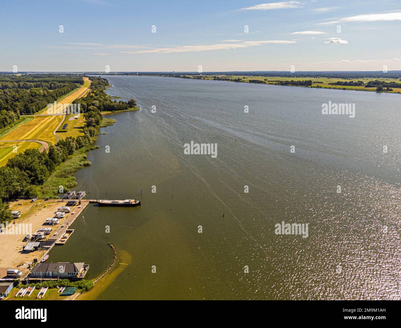 See mit kleinen Inseln und Bäumen im Sommer Stockfoto